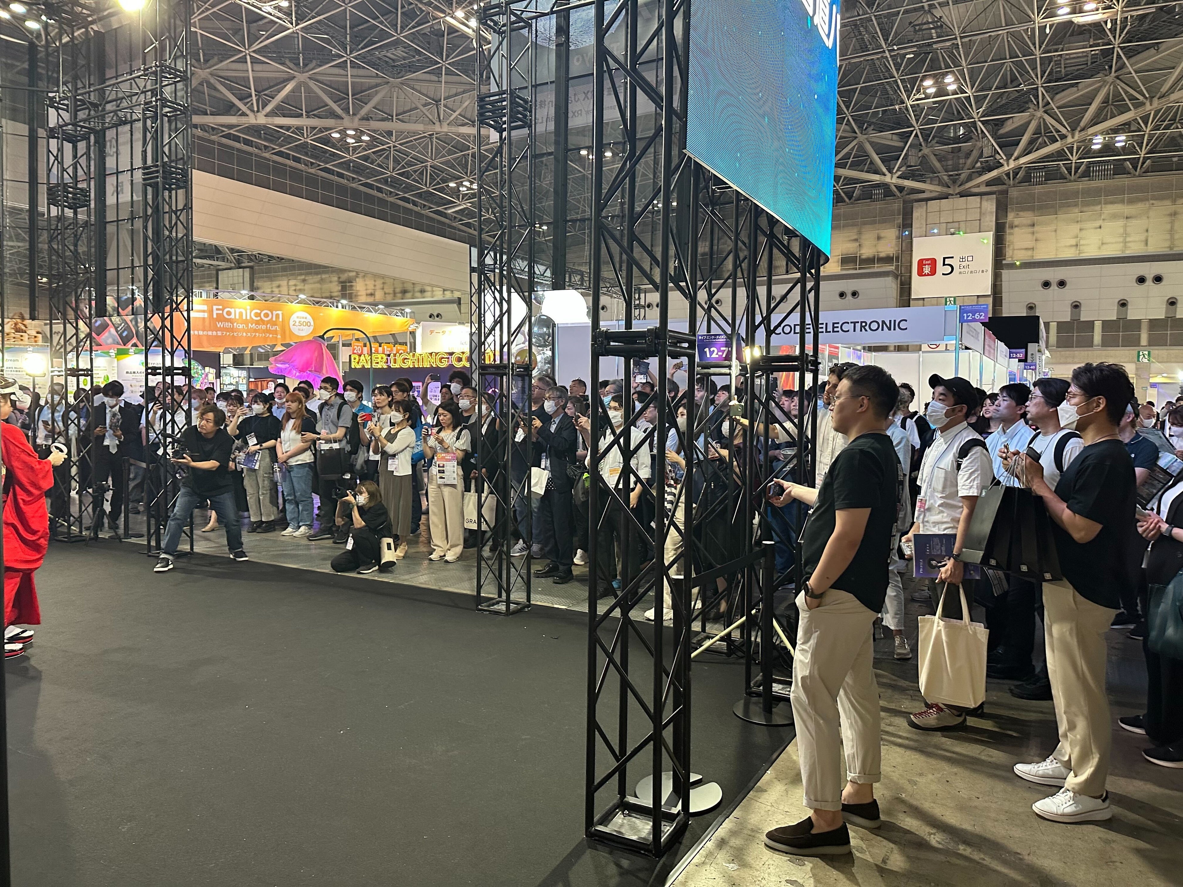 大画面を用いた書道ライブイベントは多くの人がカメラを構え撮影していた