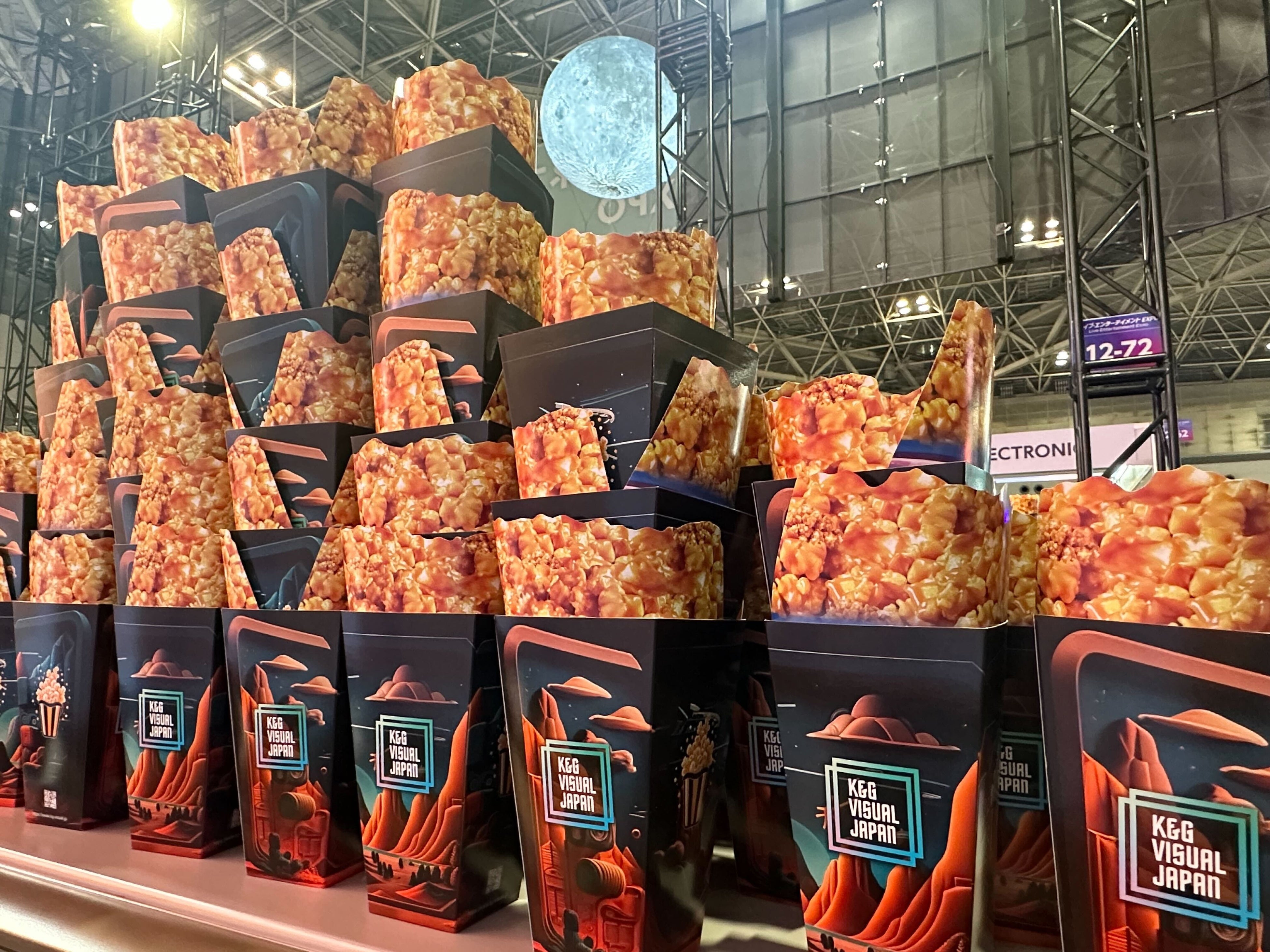 映像から香るキャラメルポップコーンの匂いと共にパンフレットもポップコーン風に