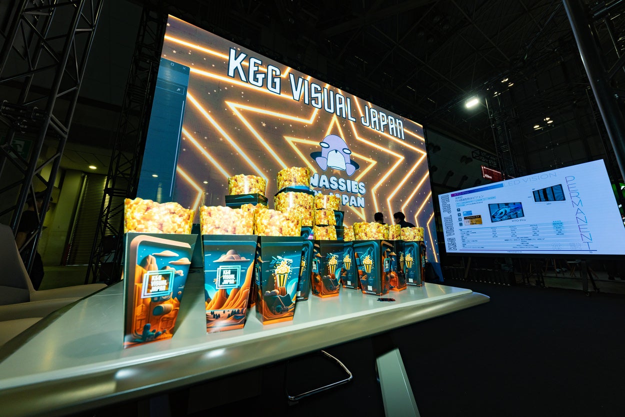 映像から香るキャラメルポップコーンの匂いと共にパンフレットもポップコーン風に