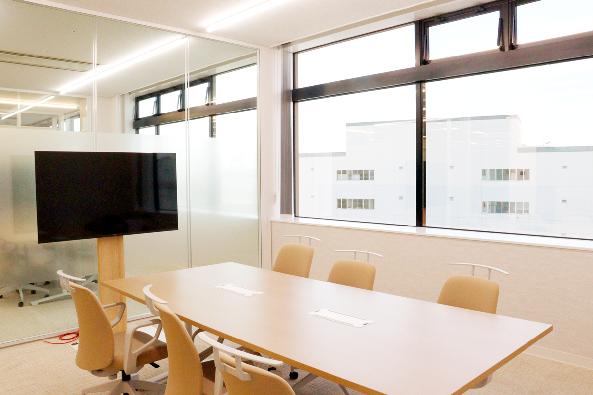 光りが差し込む、ミーティングルーム