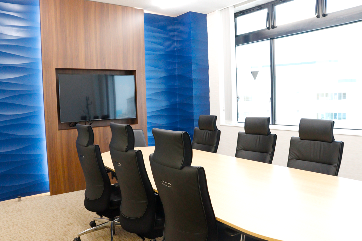 コーポレートカラーのブルーを取り入れた応接室