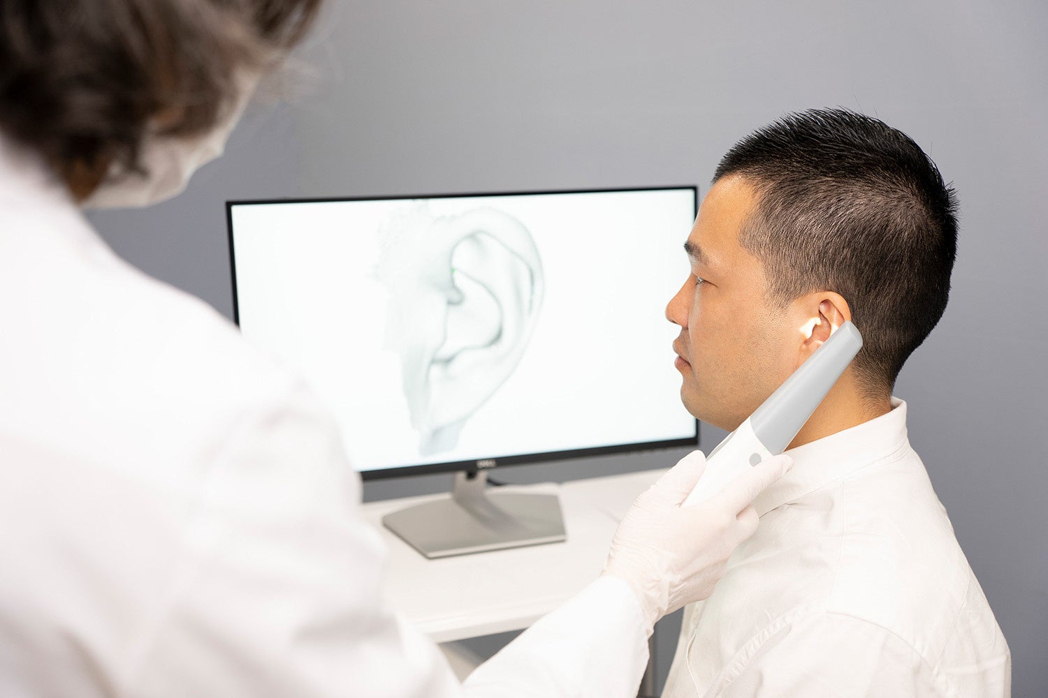 耳介及び外耳道入り口付近の3Dスキャンの様子