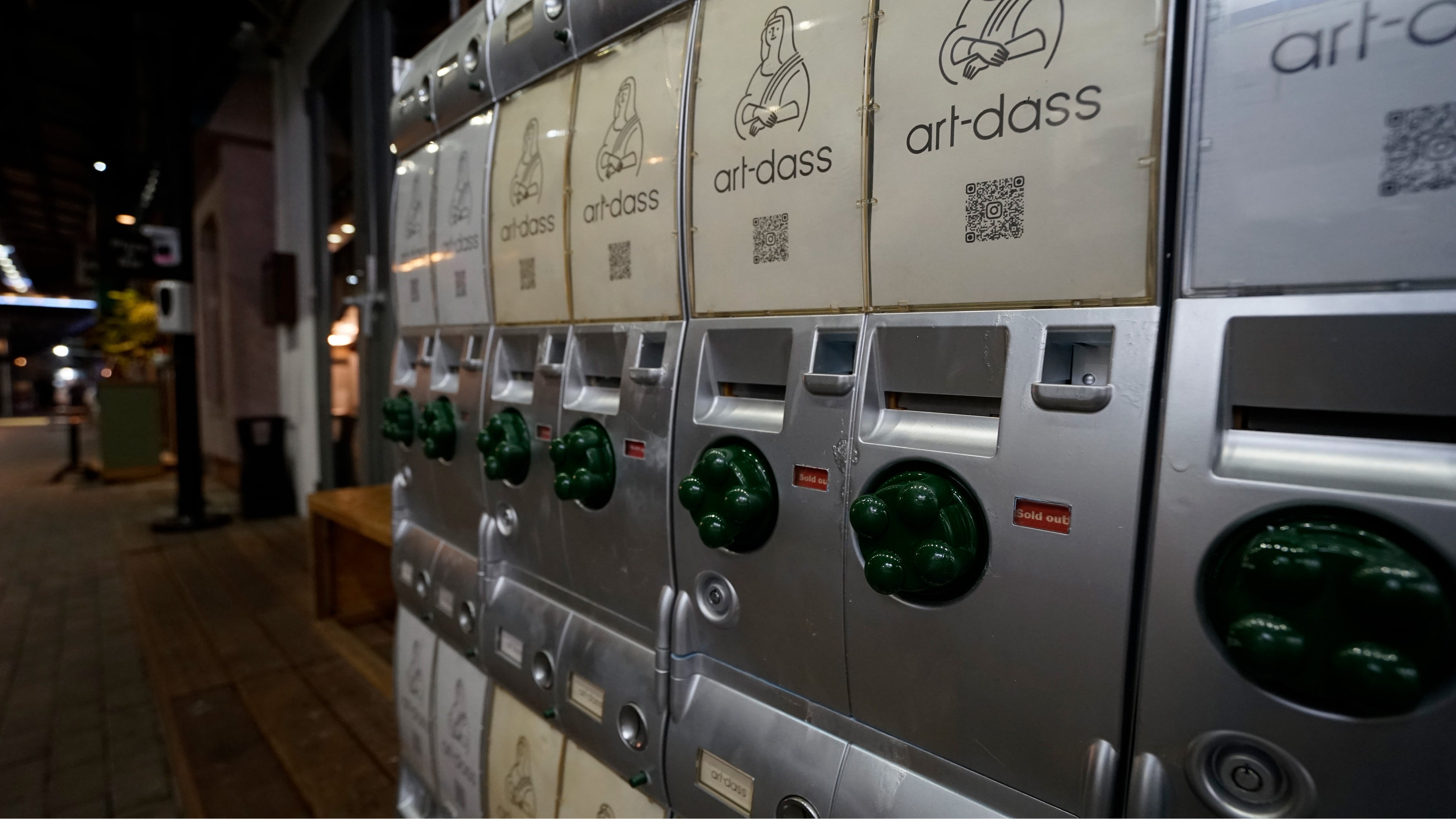 日本初の複合デジタルアート（NFT）自販機「art-dass」が三軒茶屋