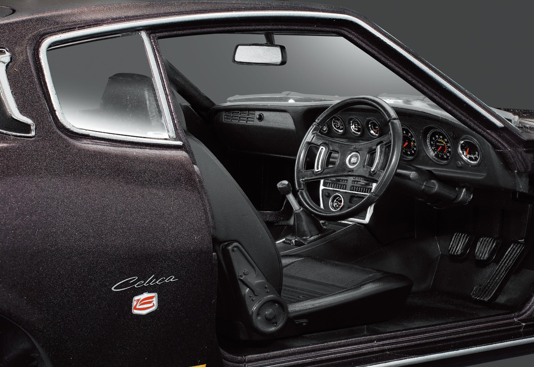 全長およそ20cmの迫力。国産名車の魅力を堪能できる1/18スケールモデル