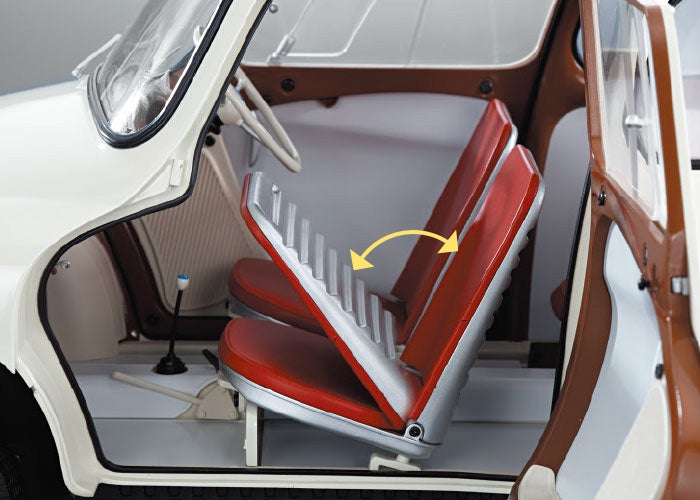 後部座席への乗降用に可倒式となっていたフロントシートの機構も再現されている。