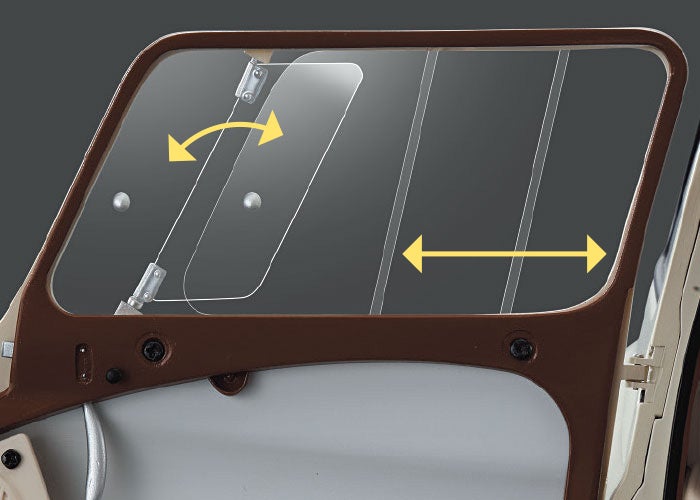 ドアウインドウはスライドで動く引き戸式。風取り板も角度を調節することができる。