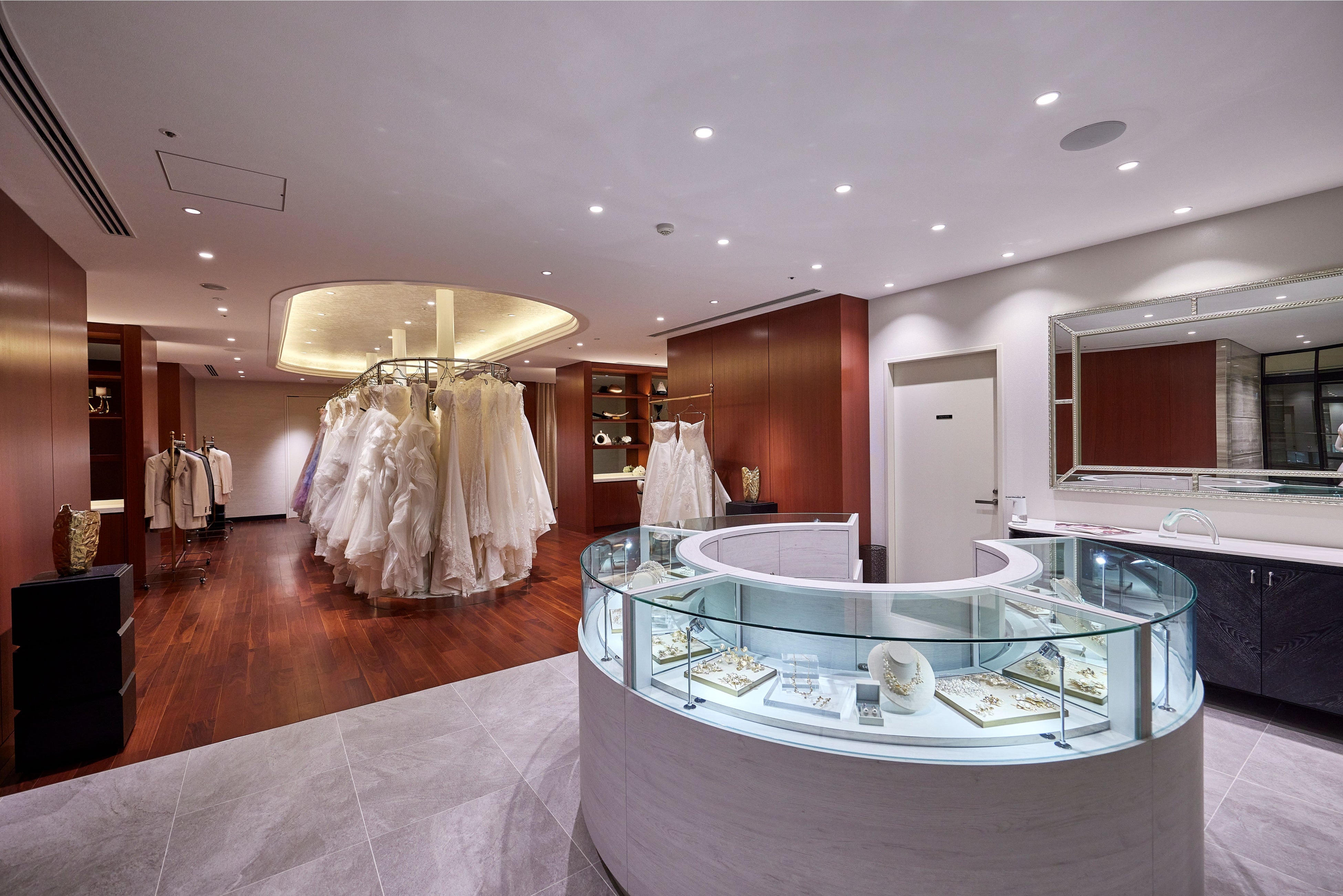 「FOUR SIS & CO.」ドレスショップ