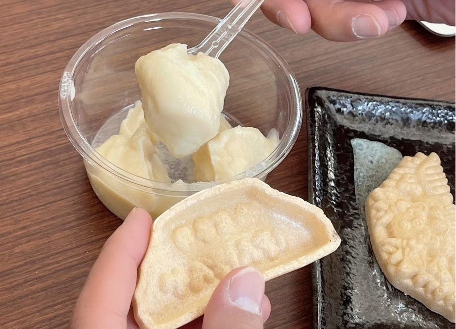 食べる直前に餡と餅を挟むため、皮のサクサク感となめらかな食感を同時に味わえます。