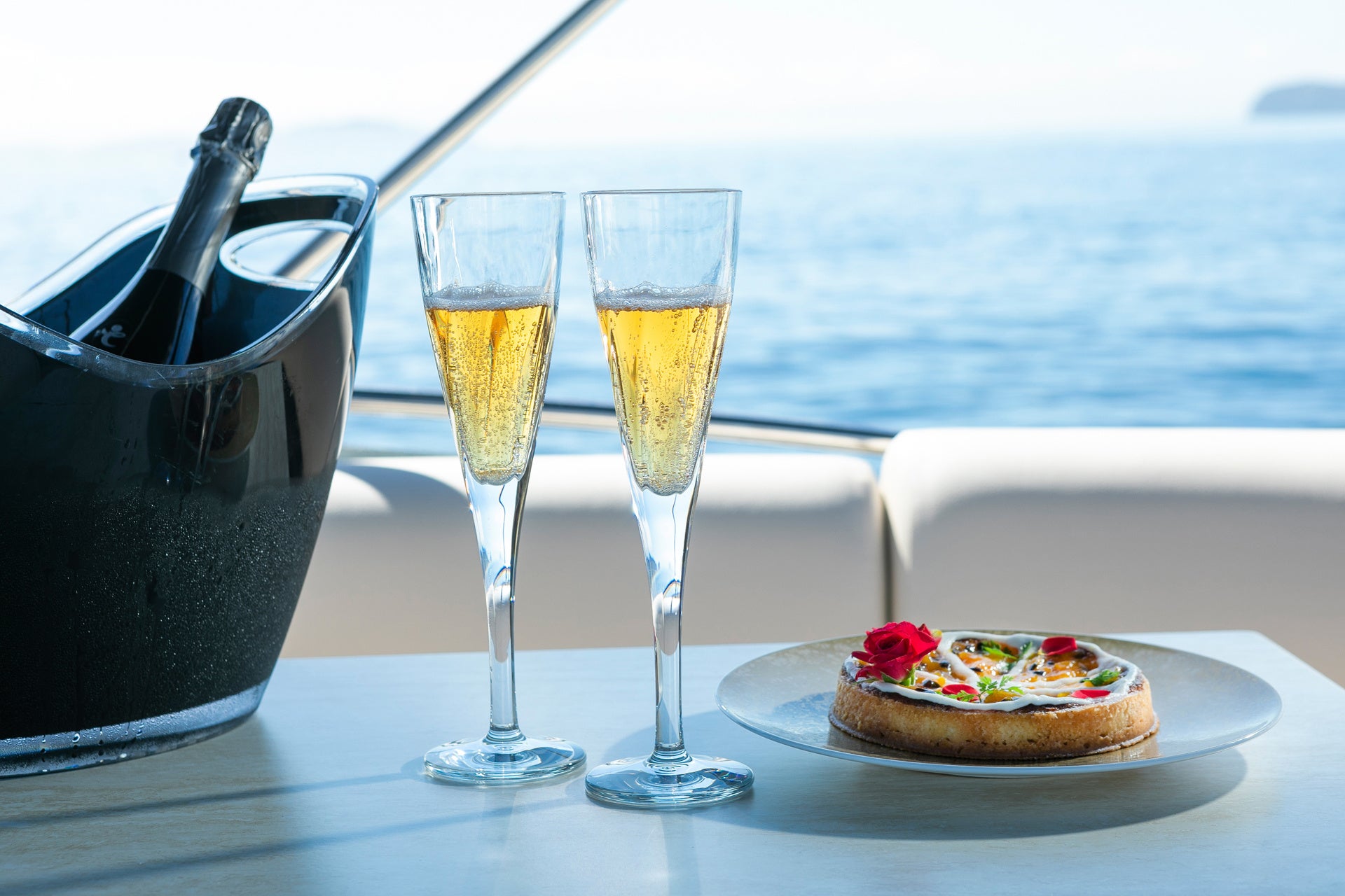 スイーツとワインで優雅なクルーズを