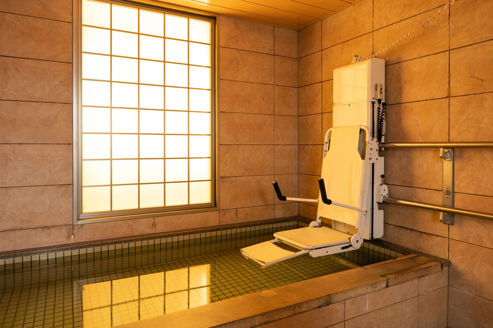 椅子に座ったまま温泉が楽しめるスライドインバス