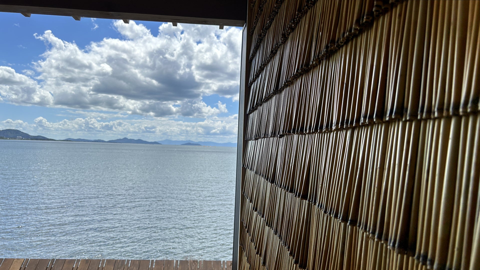 琵琶湖の葦をあしらった壁面