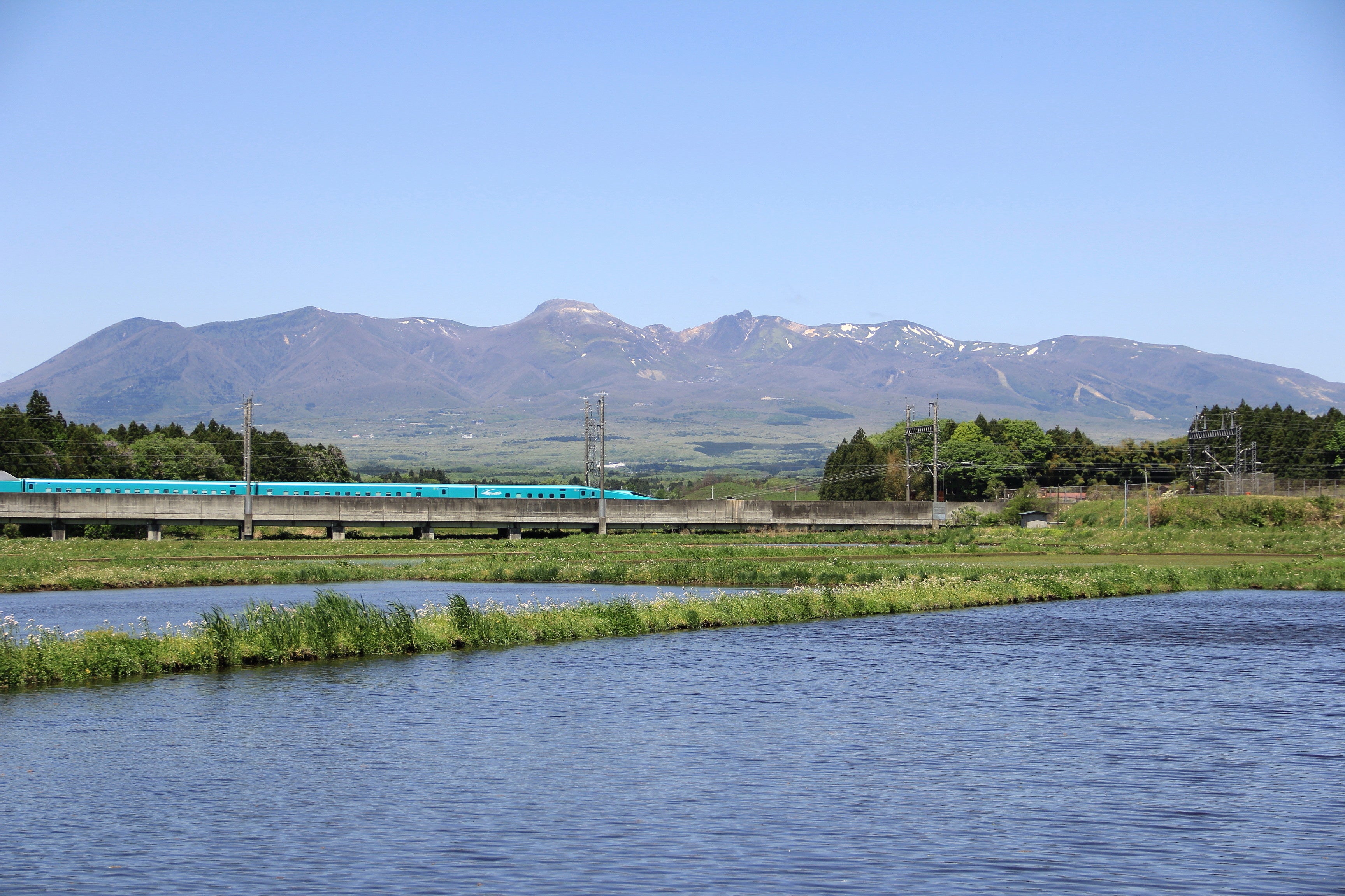 那須地域の北側にそびえる那須連山の雄大な眺め