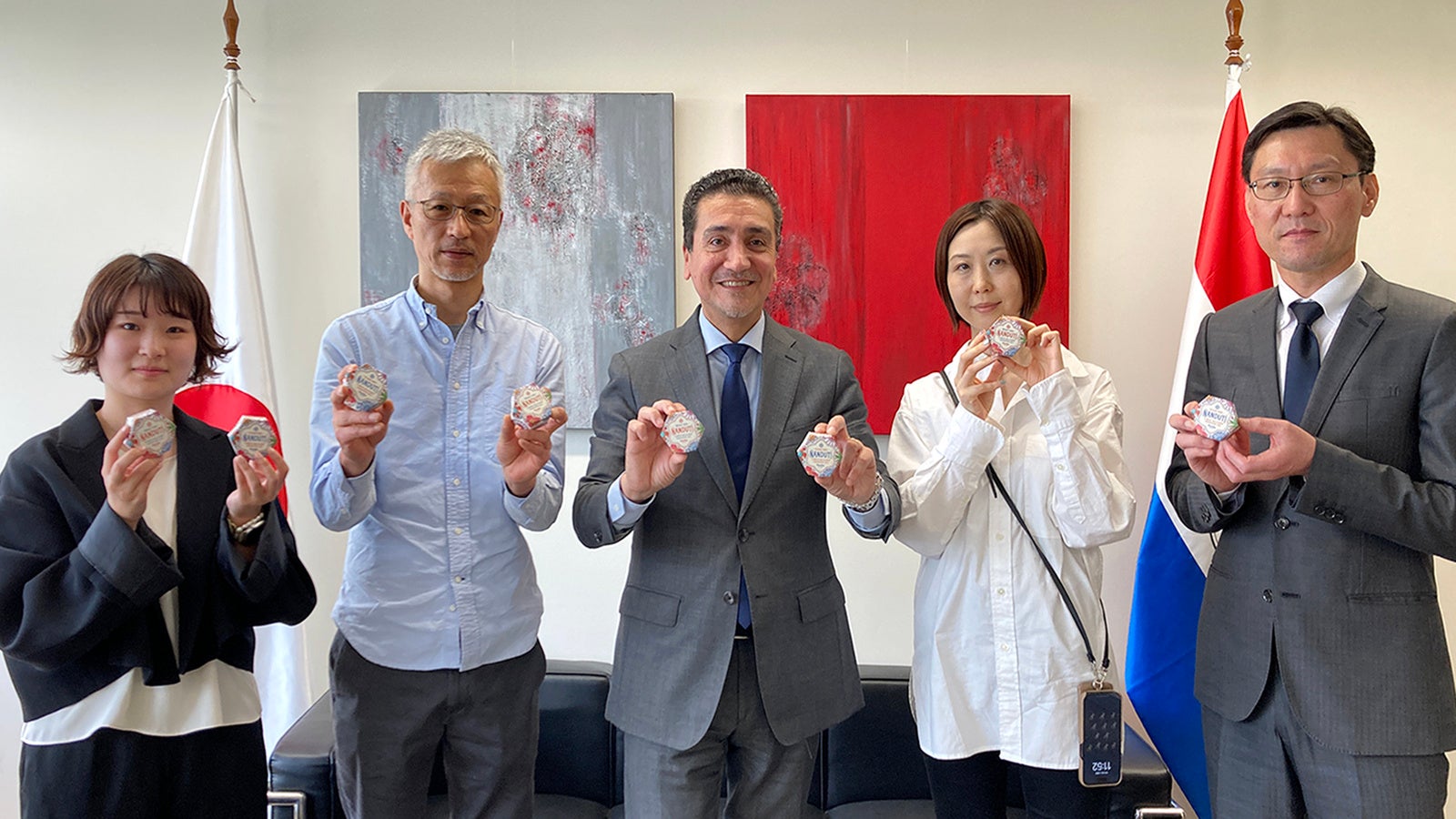 面談を終えて、ラウル フロレンティン・アントラ特命全権大使(写真中央)と並ぶPavilioスタッフ