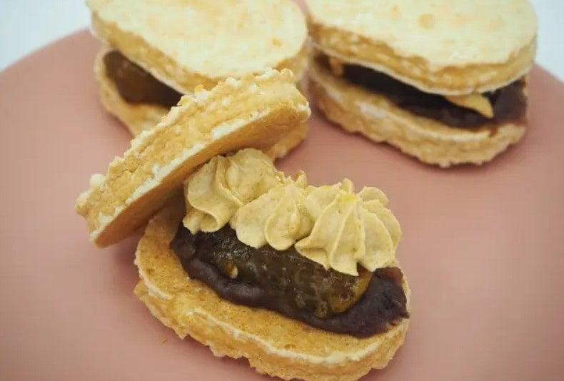 「あく巻」とフランスの焼き菓子「ダックワーズ」を組み合わせた「あくまきダックワーズ」.ダックワーズのサクッふわっ、あくまきのモチッ、厳選したつぶ餡、なめらかなきな粉クリーム、すべての長所をミックスした味わいに仕上がっています