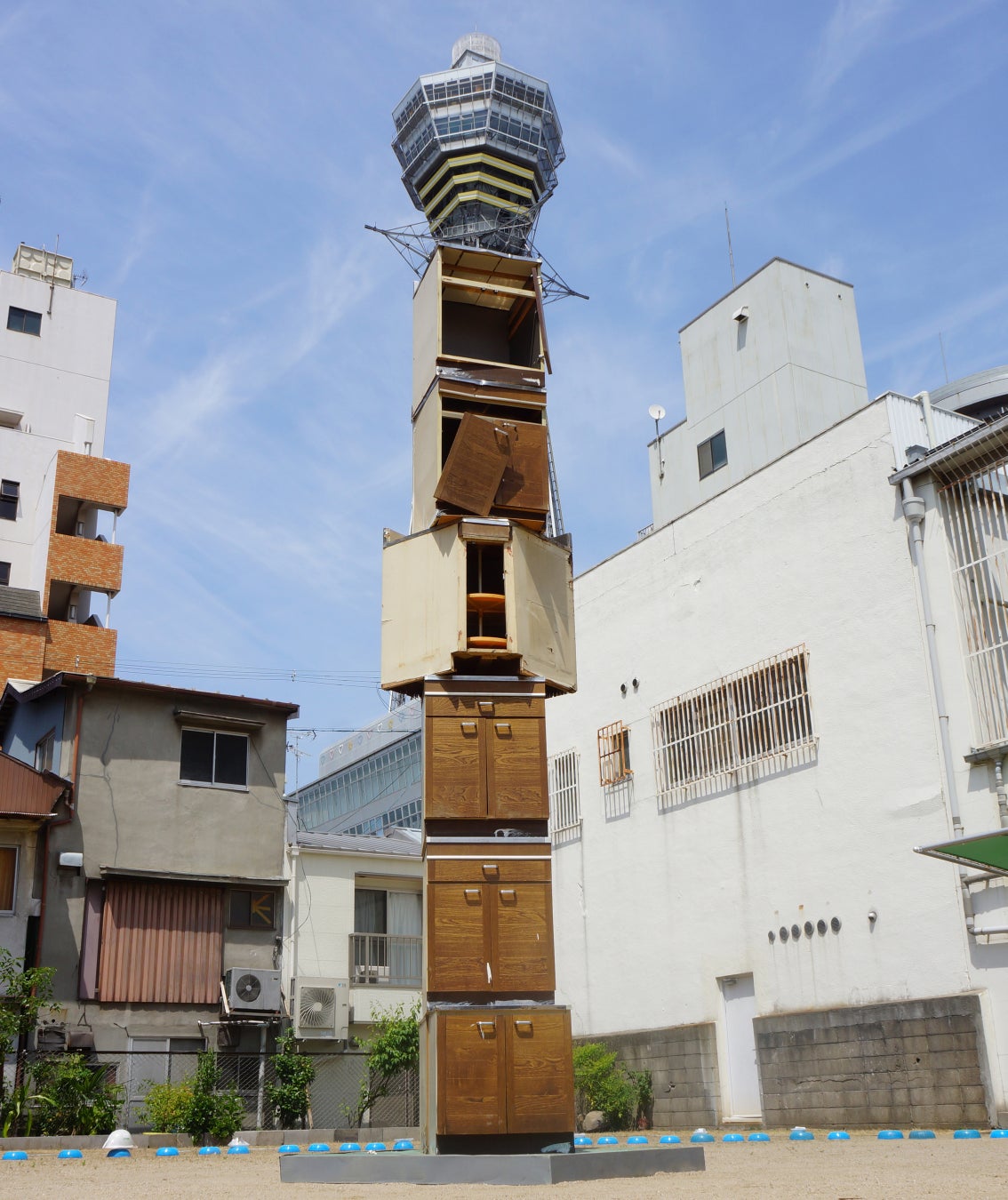 淀川テクニックのインスタレーション「積むテンカク」、大阪・通天閣を背に2013年に制作。