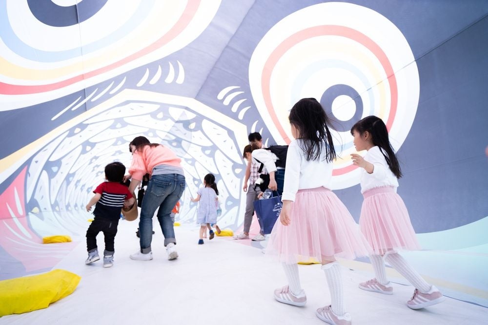 こいのぼりくぐり：東京ミッドタウン（六本木）での過去開催の様子