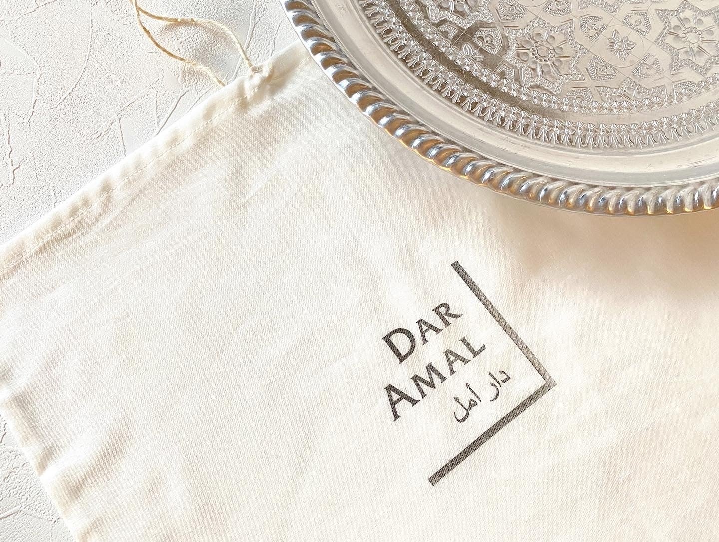 アラビア語で、Darは"家"、Amalは"希望"という意味で、DAR AMALは"希望の家"