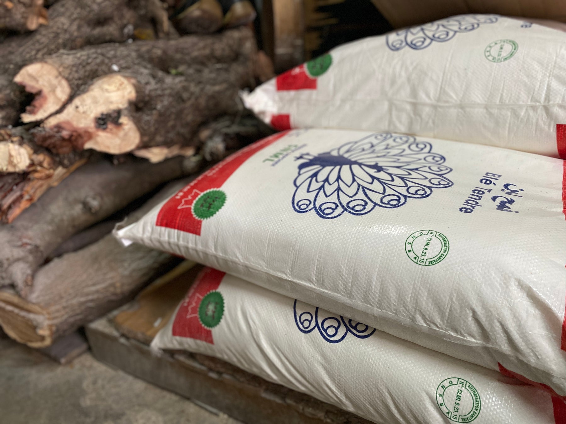 パンを作る小麦粉の袋がそこかしこに溢れかえっているので、アップサイクル商品を企画。軽くて丈夫さも兼ね備える。