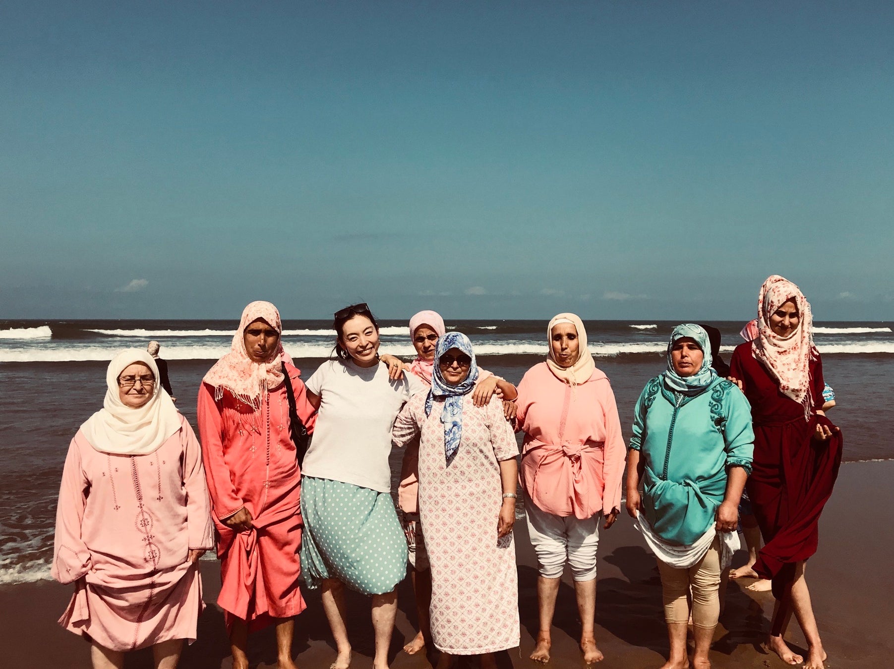 ムーレイイドリスの仲間の女性達と、代表のカモチリナ