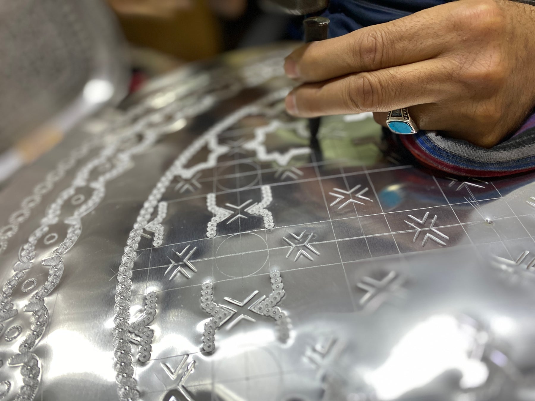 モロッコの彫金師が一つ一つのデザインを彫刻したトレー