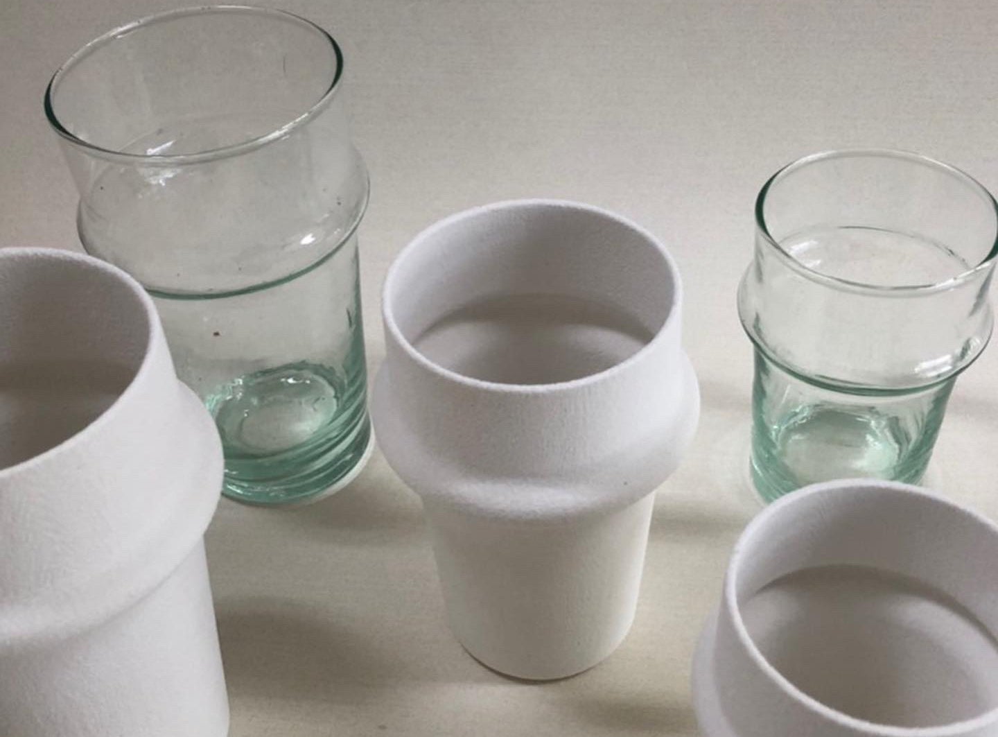 ガラスのコップはモロッコ現地で見かける定番。陶磁のコップはDAR AMALオリジナルの商品。