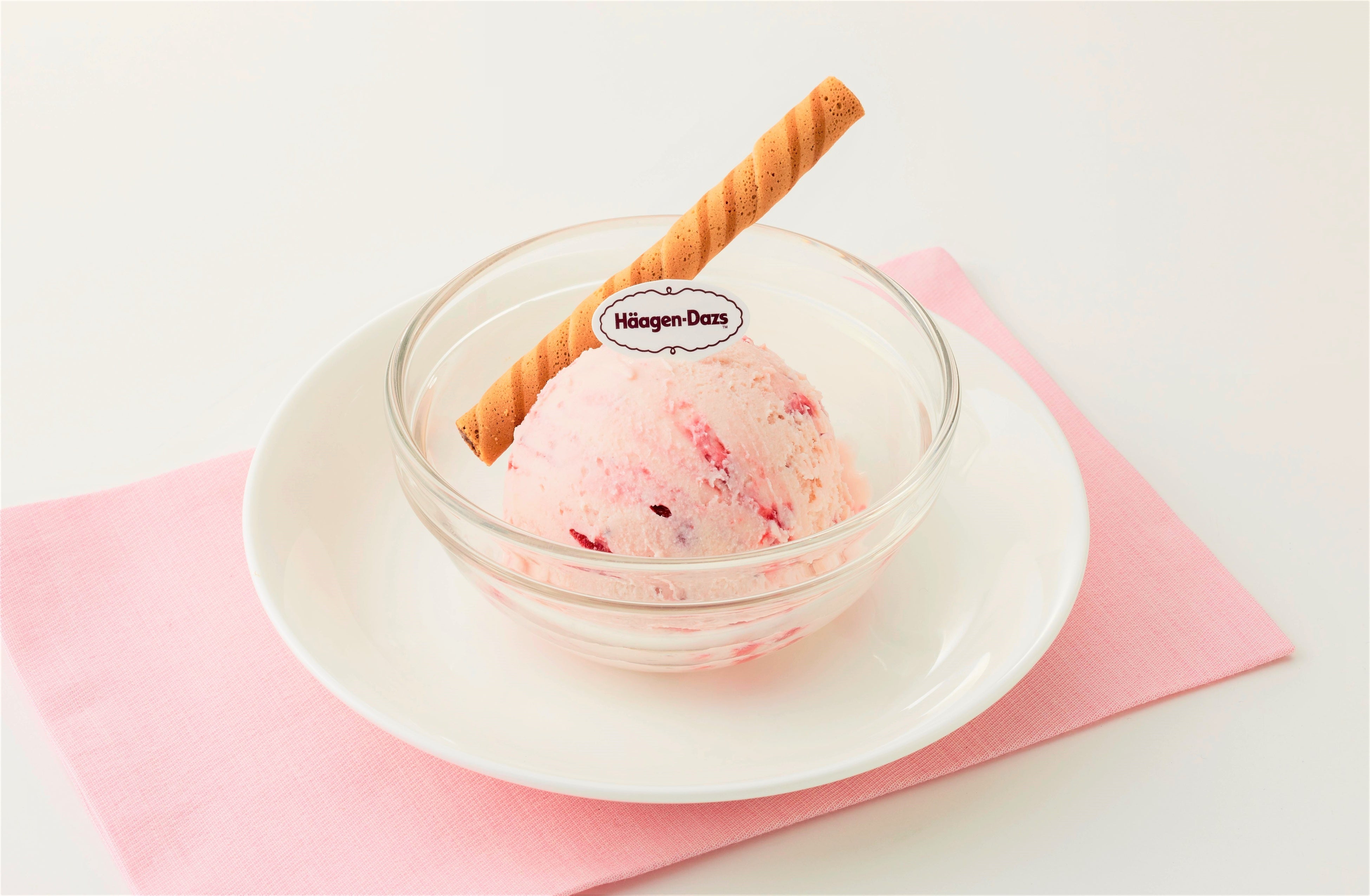 ハーゲンダッツ ストロベリー　３９９円(税込４３８円)