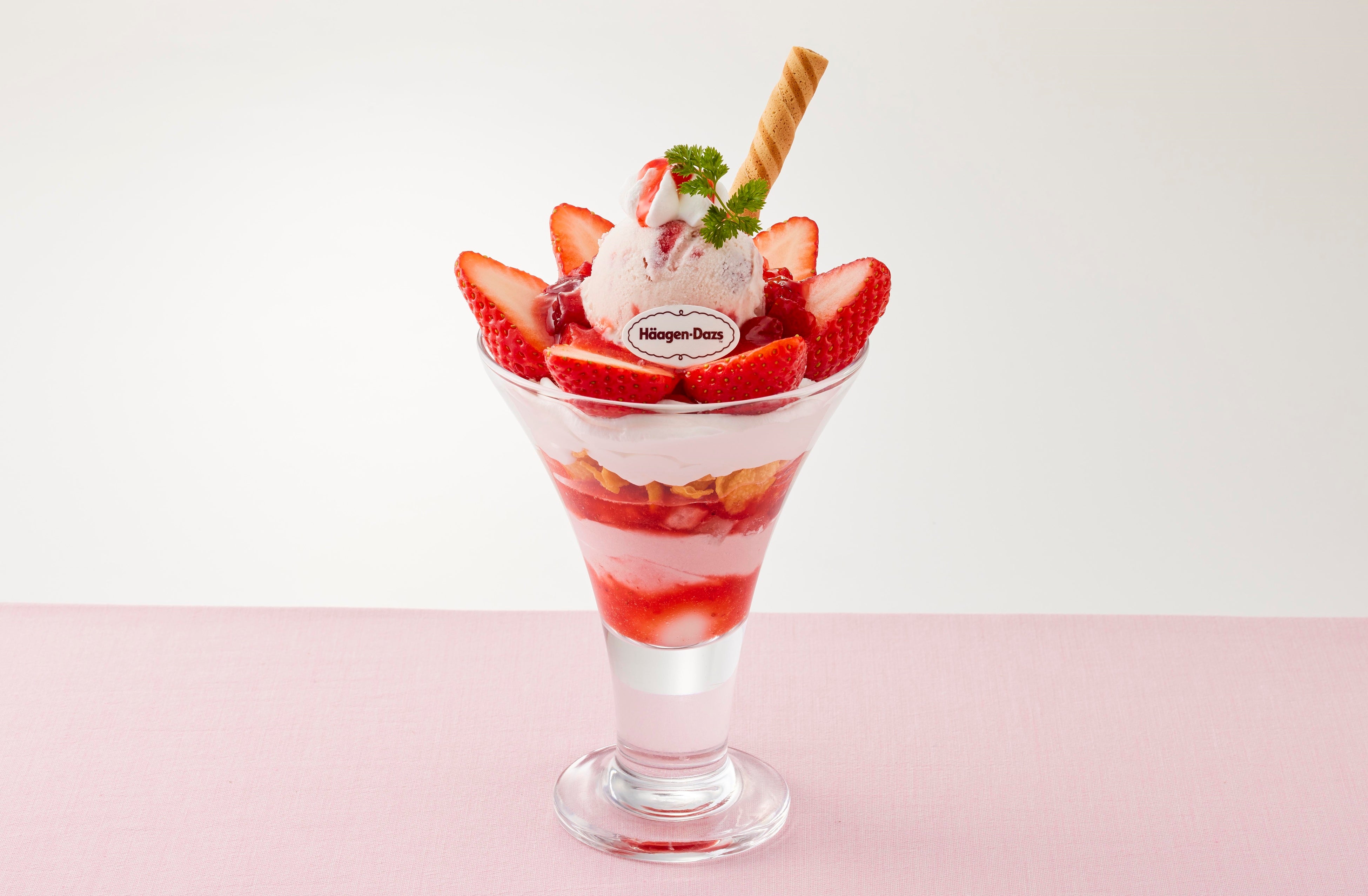 いちご尽くしの贅沢パフェ　８９９円(税込９８８円)