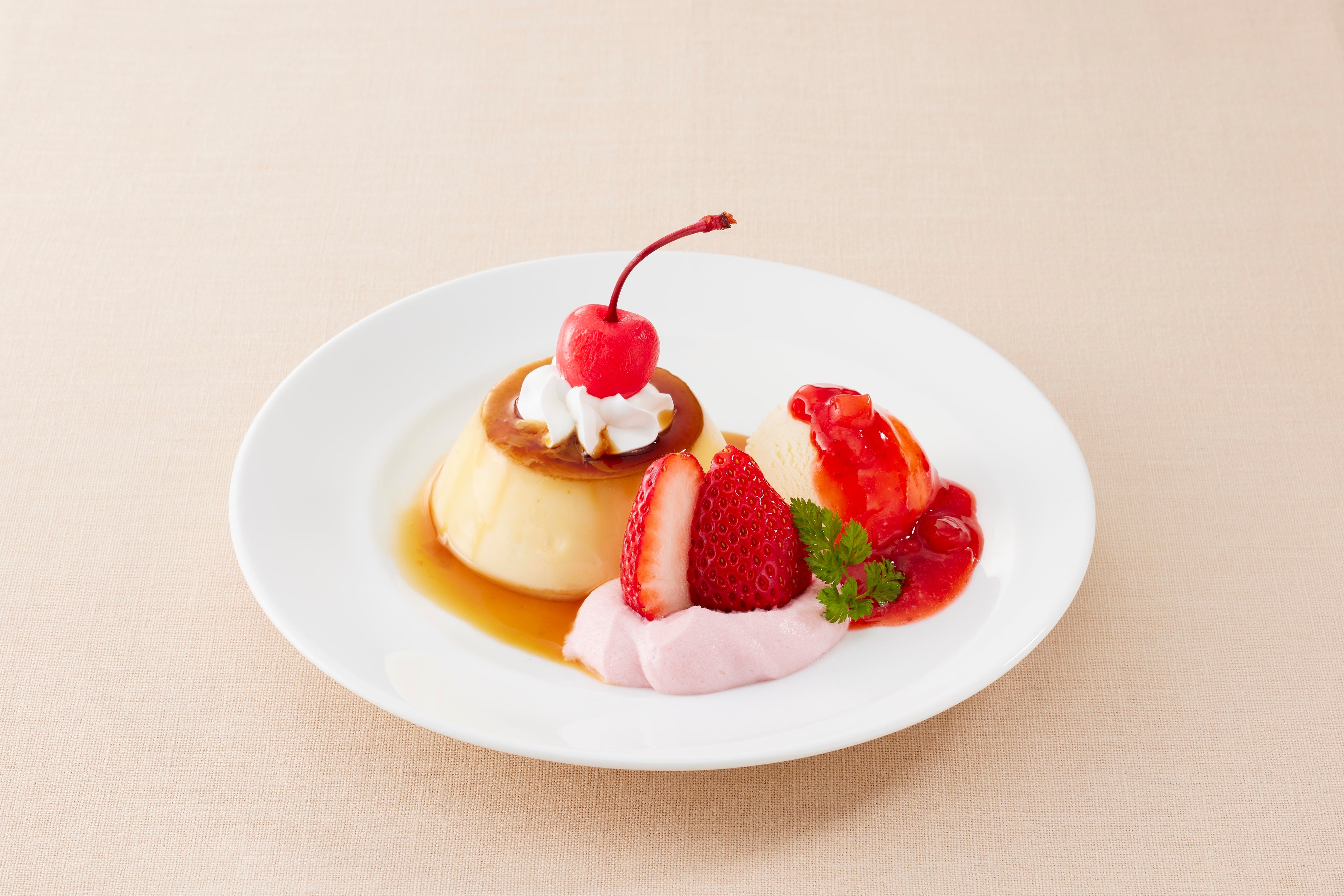 季節のプリンアラモード～いちご～　 ５９９円(税込６５８円)