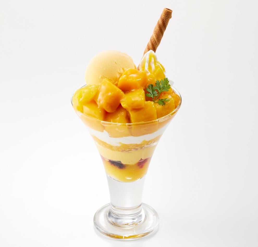 たっぷりマンゴーパフェ　８７８円