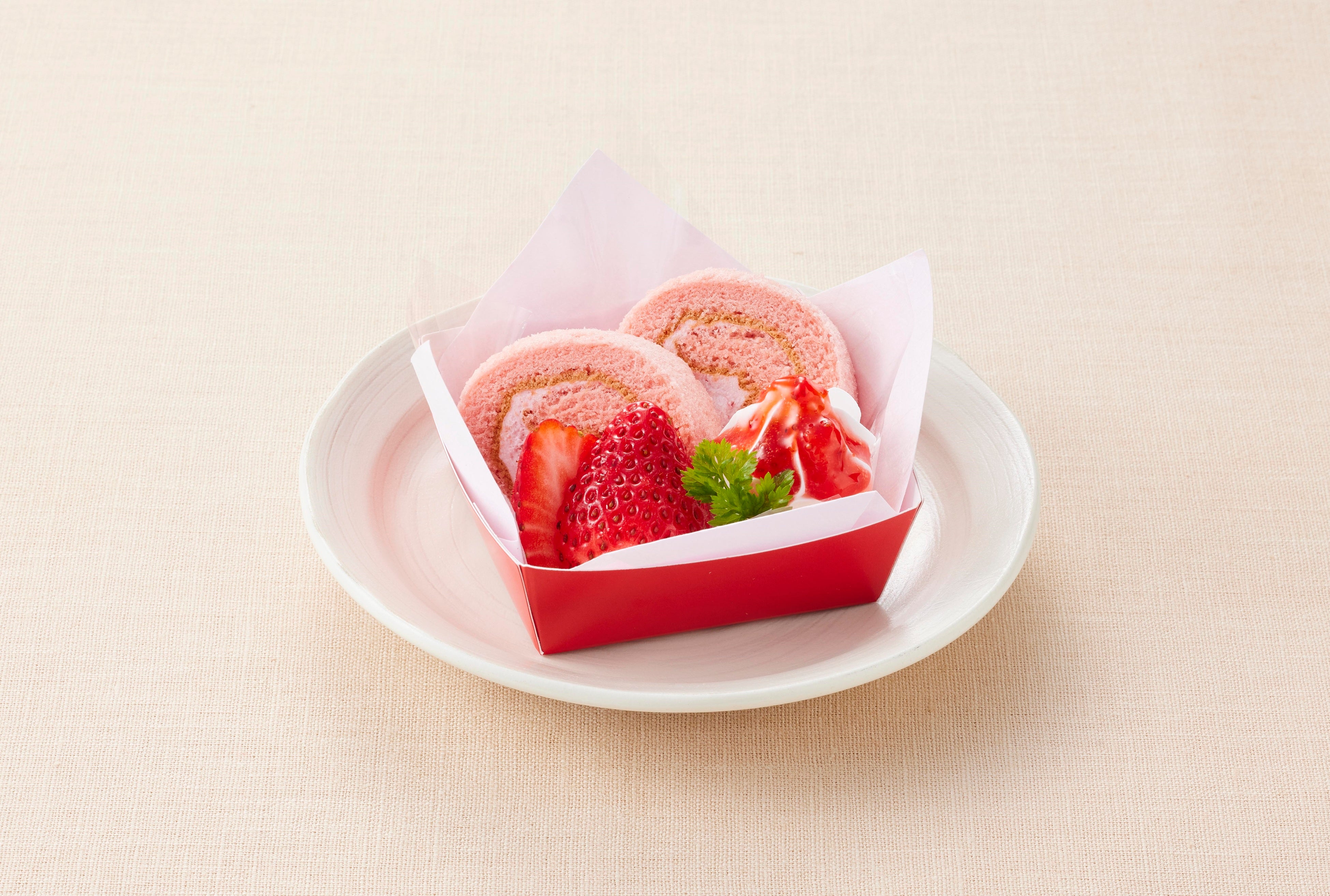 とちおとめロール いちご添え　　２９９円(税込３２８円)