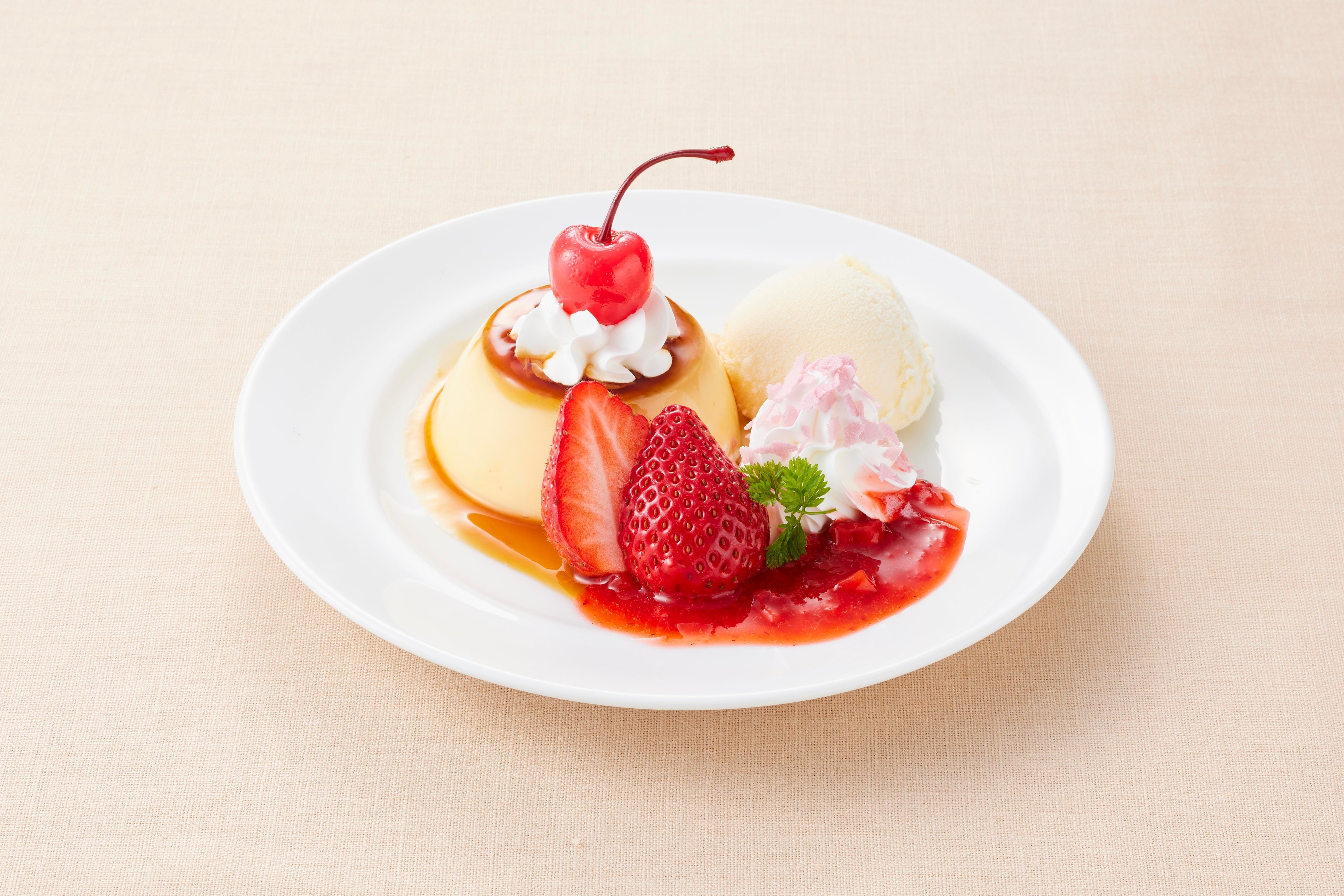 季節のプリンアラモード～いちご～　 ５９９円(税込６５８円)