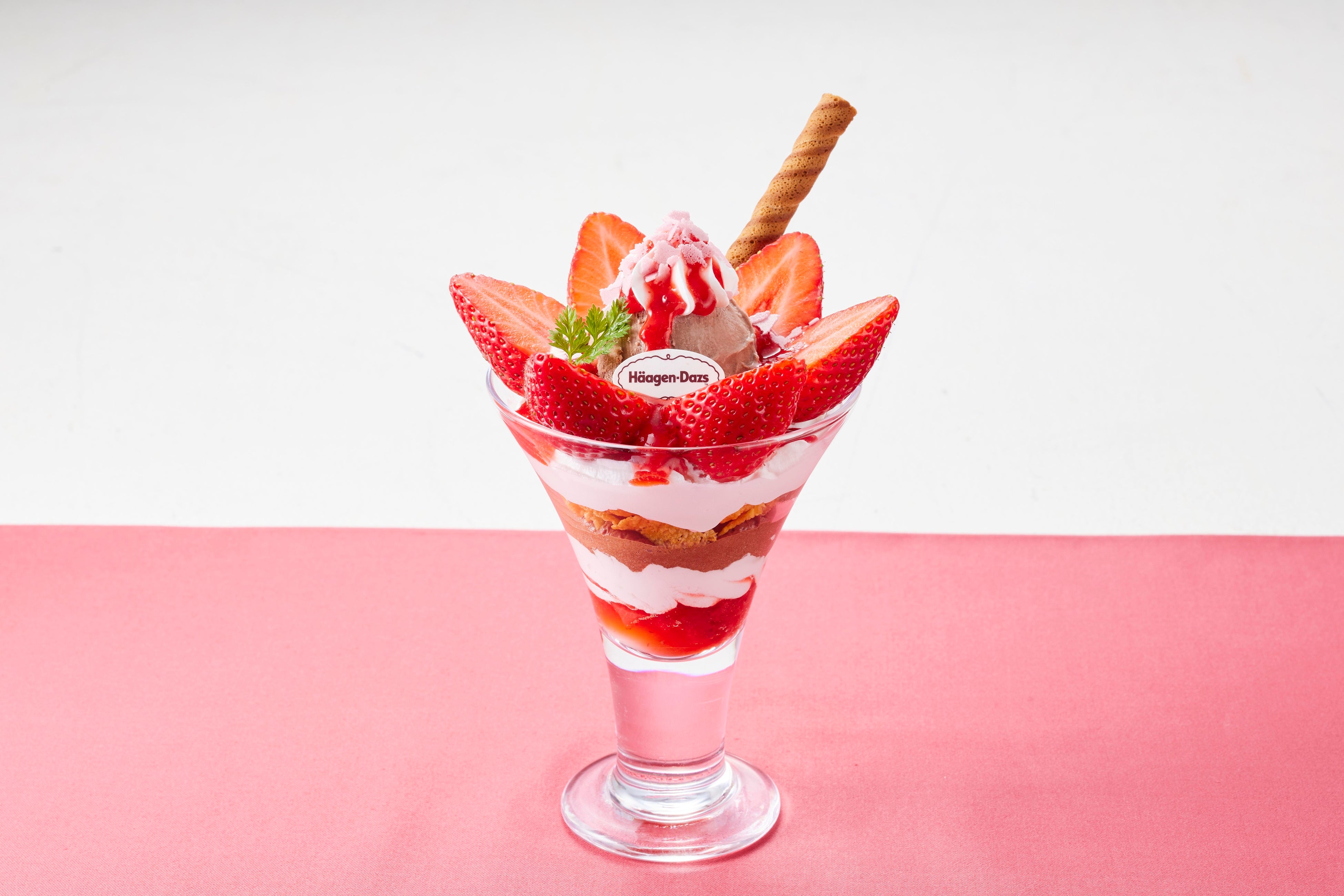 いちごとショコラの贅沢パフェ　８９９円(税込９８８円)