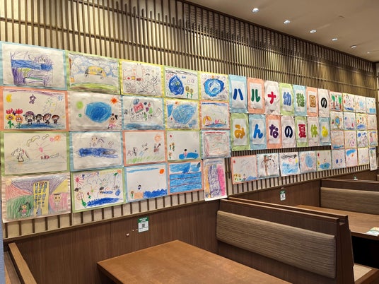 【とくとく】ハルナ幼稚園×香芝サービスエリア(とくとく)で2026年「夏休み」をテーマにした園児の絵画作品を展示します! 【とくとく】ハルナ幼稚園×香芝サービスエリア(とくとく)で2026年「夏休み」をテーマにした園児の絵画作品を展示します!