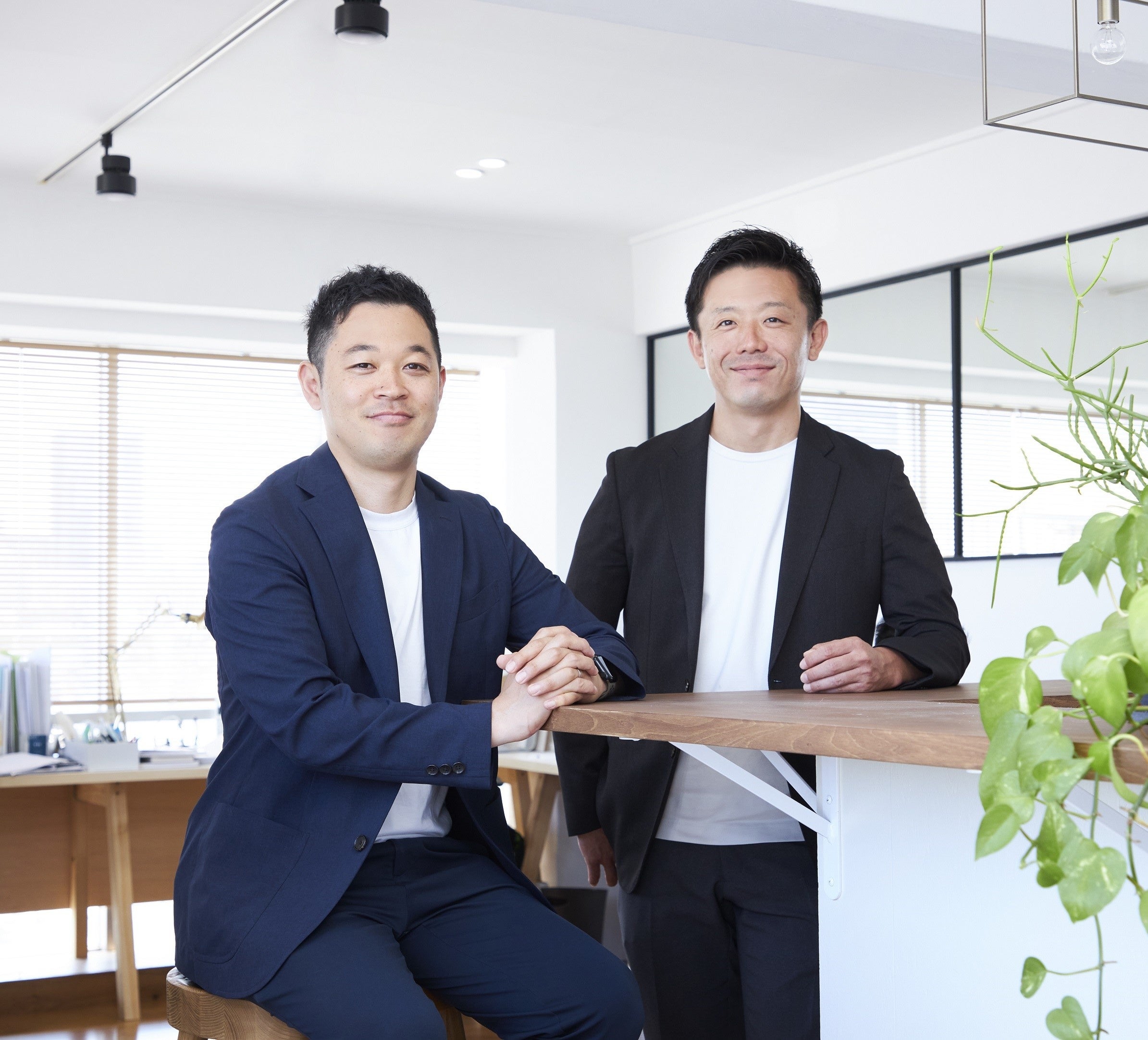 （株）QUMA 代表取締役 村田紘一氏（右） 空間企画部責任者 比田井章広氏（左）