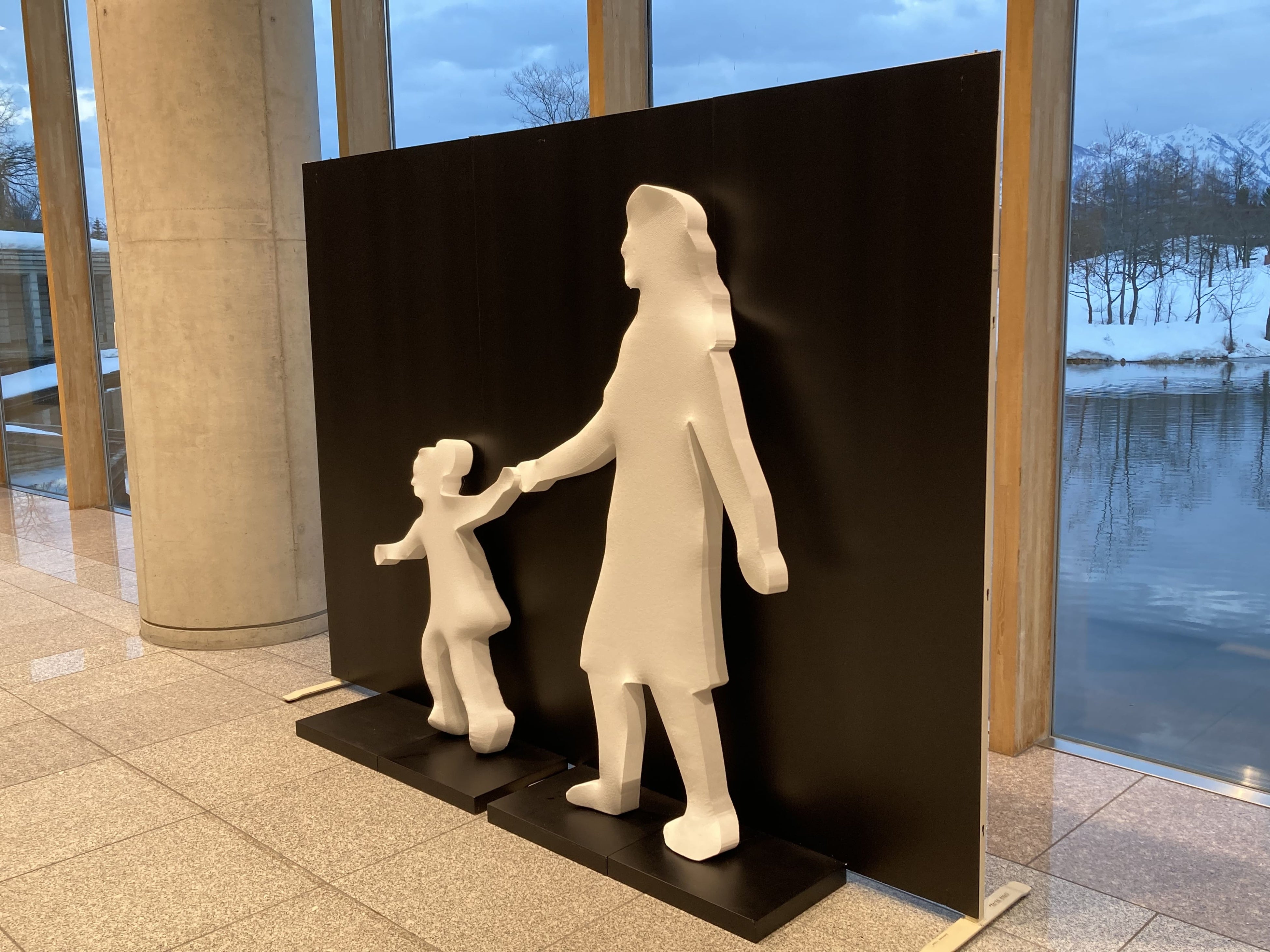 「家族四人」（右から）立体錯視（杉原厚吉・明治大学研究特別教授）