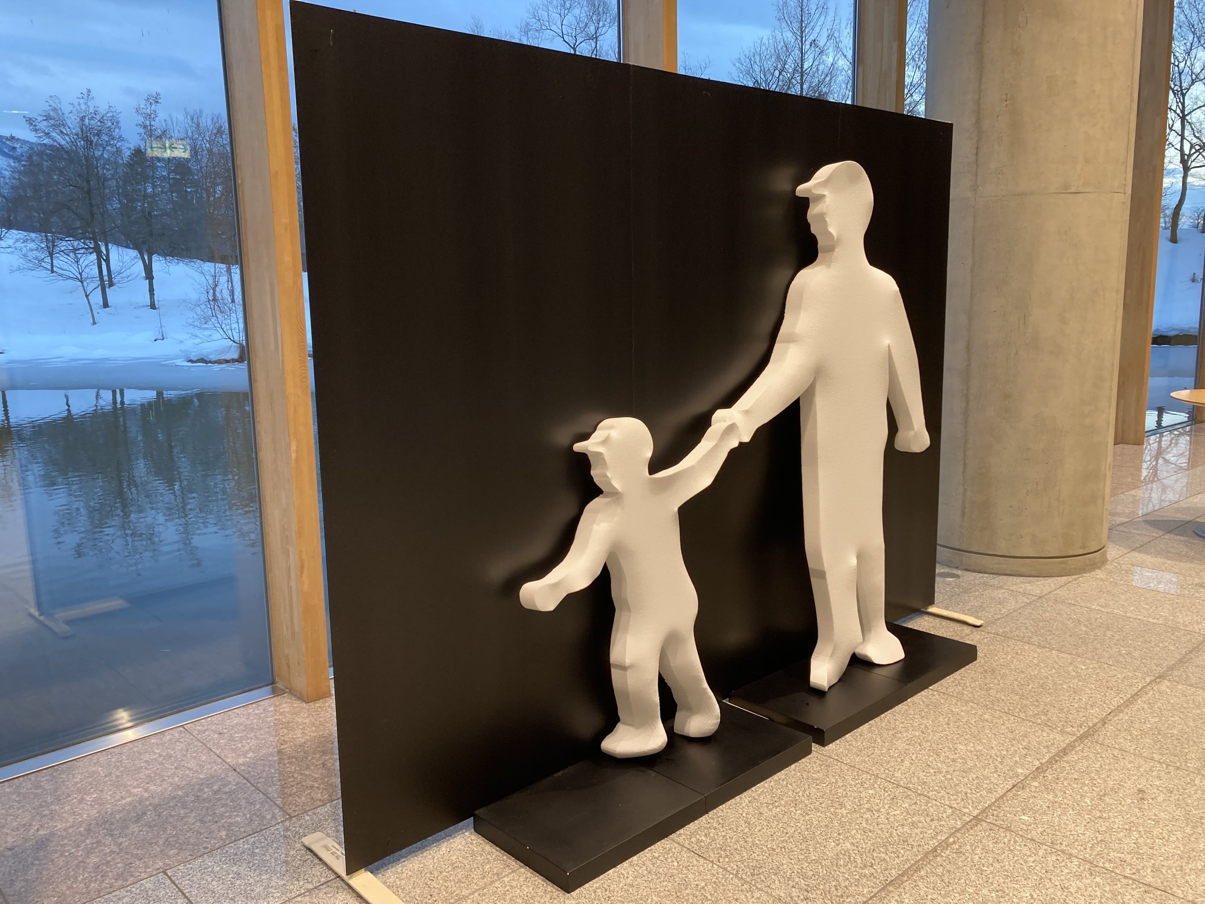 「家族四人」（左から）立体錯視（杉原厚吉・明治大学研究特別教授）