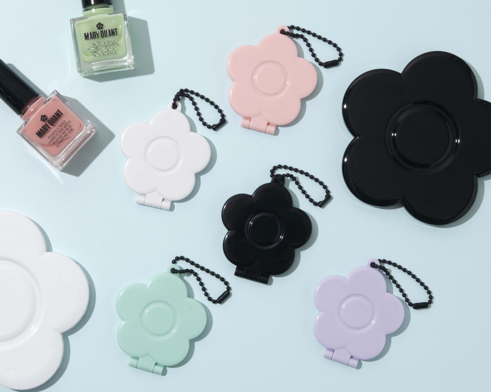 『MARY QUANT(マリークヮント) ミニチュアミラーチャーム』(1回300 円・税10%込、全45種) 2024年2月第2週より順次発売