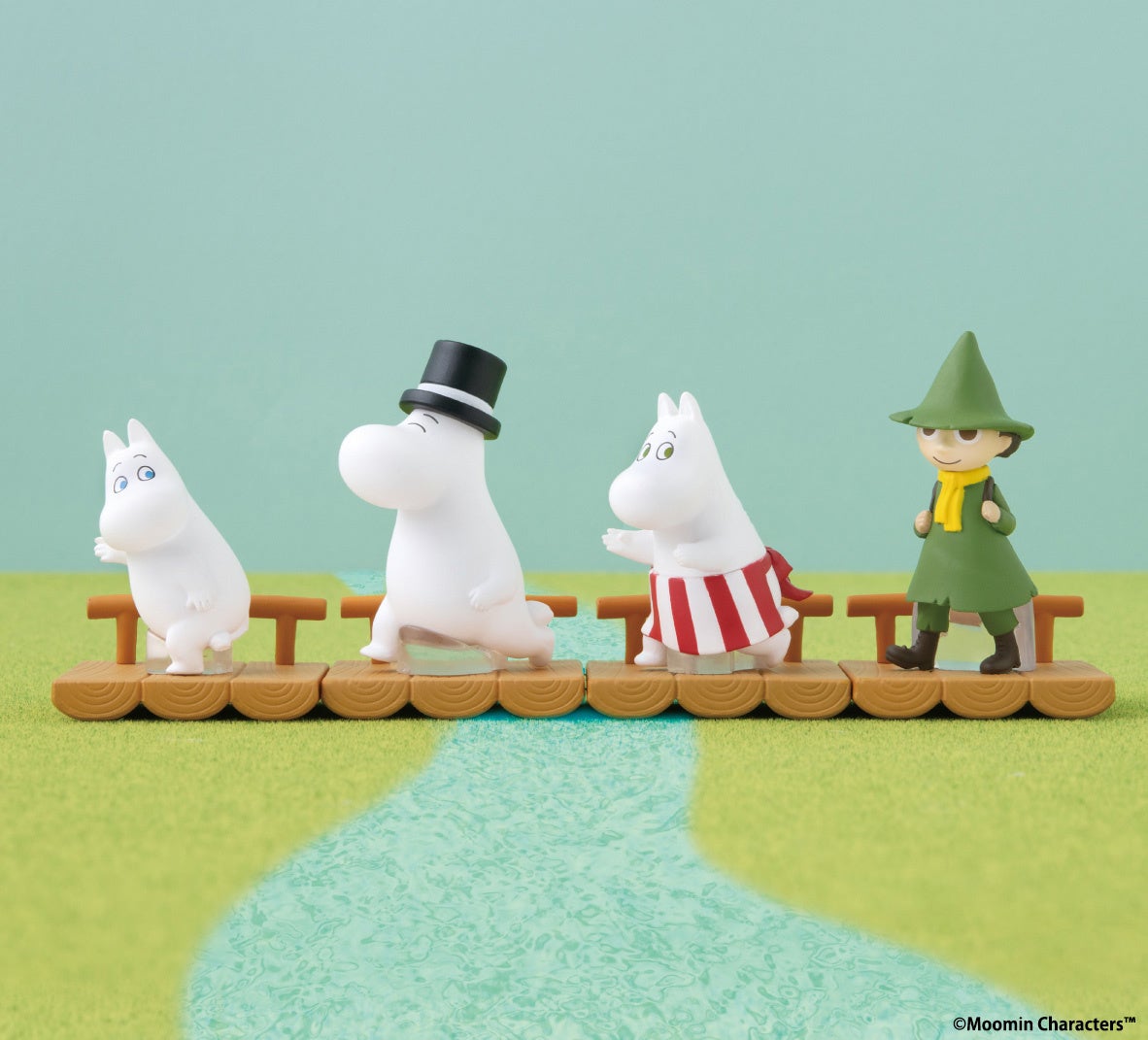 『MOOMIN みんなでおでかけフィギュア』（1回400 円・税10％込、全4種） 2024年3月第2週より順次発売