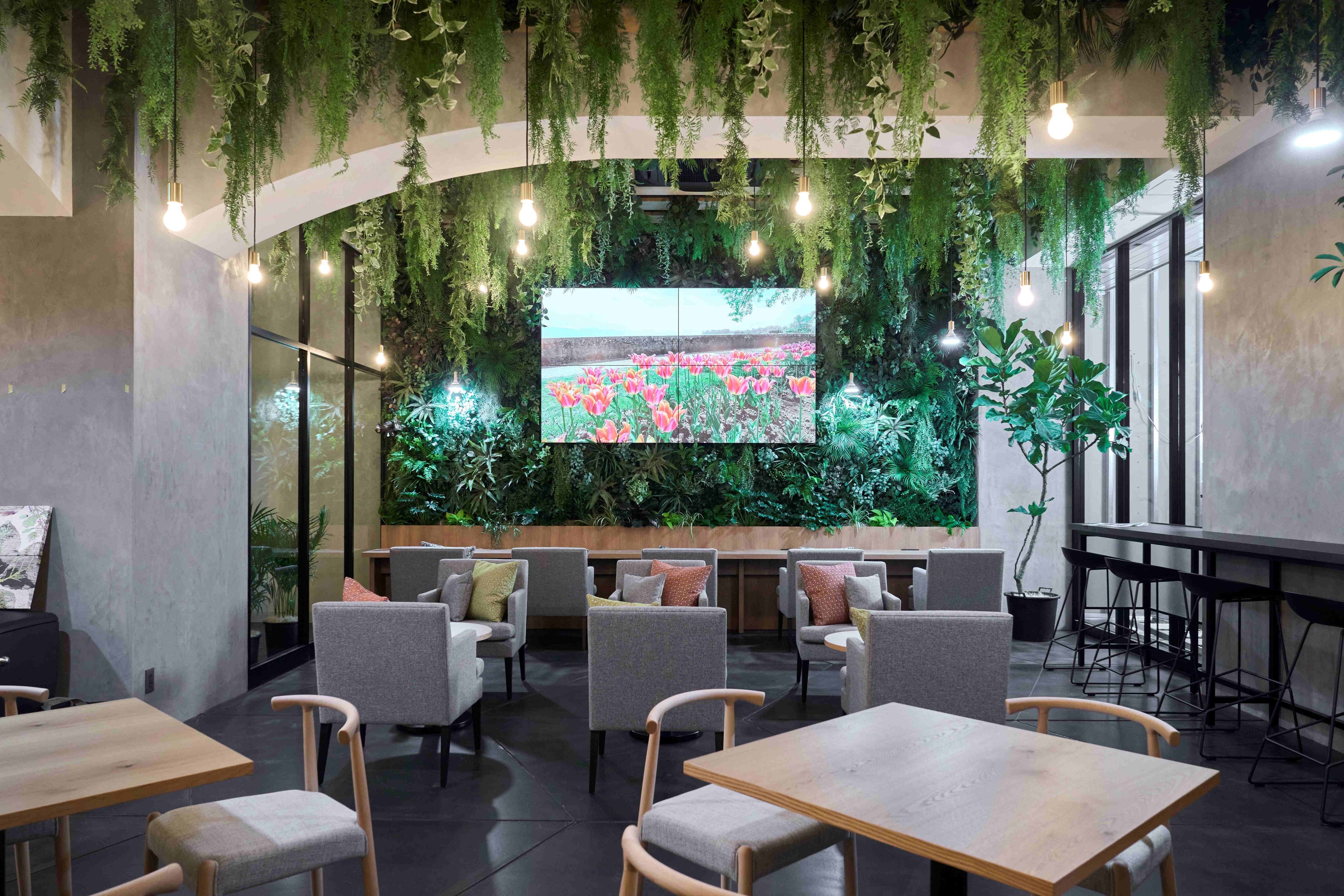 緑あふれる店内・「AOU 銀座の森」