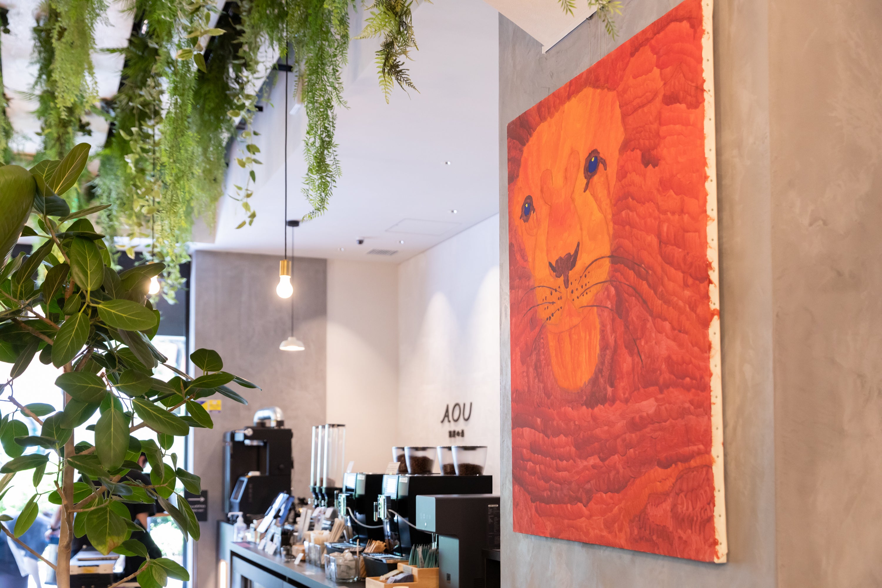 店内には福祉施設の子どもが描いた感性溢れる絵画も。