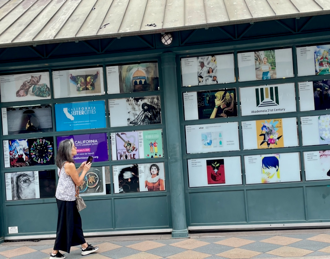 カリフォルニア州サンタモニカで展示されている２１世紀アカデメイアの学生の作品