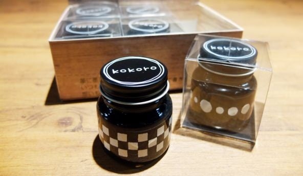 大川硝子との産学協同授業では環境に配慮した多くの瓶をデザインしている