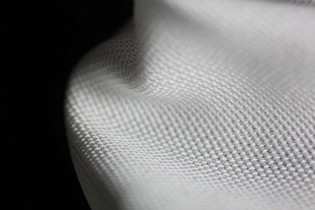 非フッ素加工、自社開発した撥水性の高い糸で織布した表生地AMPHITEXは、三層の各機能を持つ生地からなるテキスタイルの総称