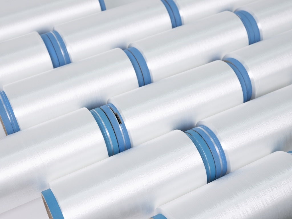 AMPHITEXの表生地に使われる撚糸 北陸で撚糸から織物の工程と三層の生地の貼り合わせを行う