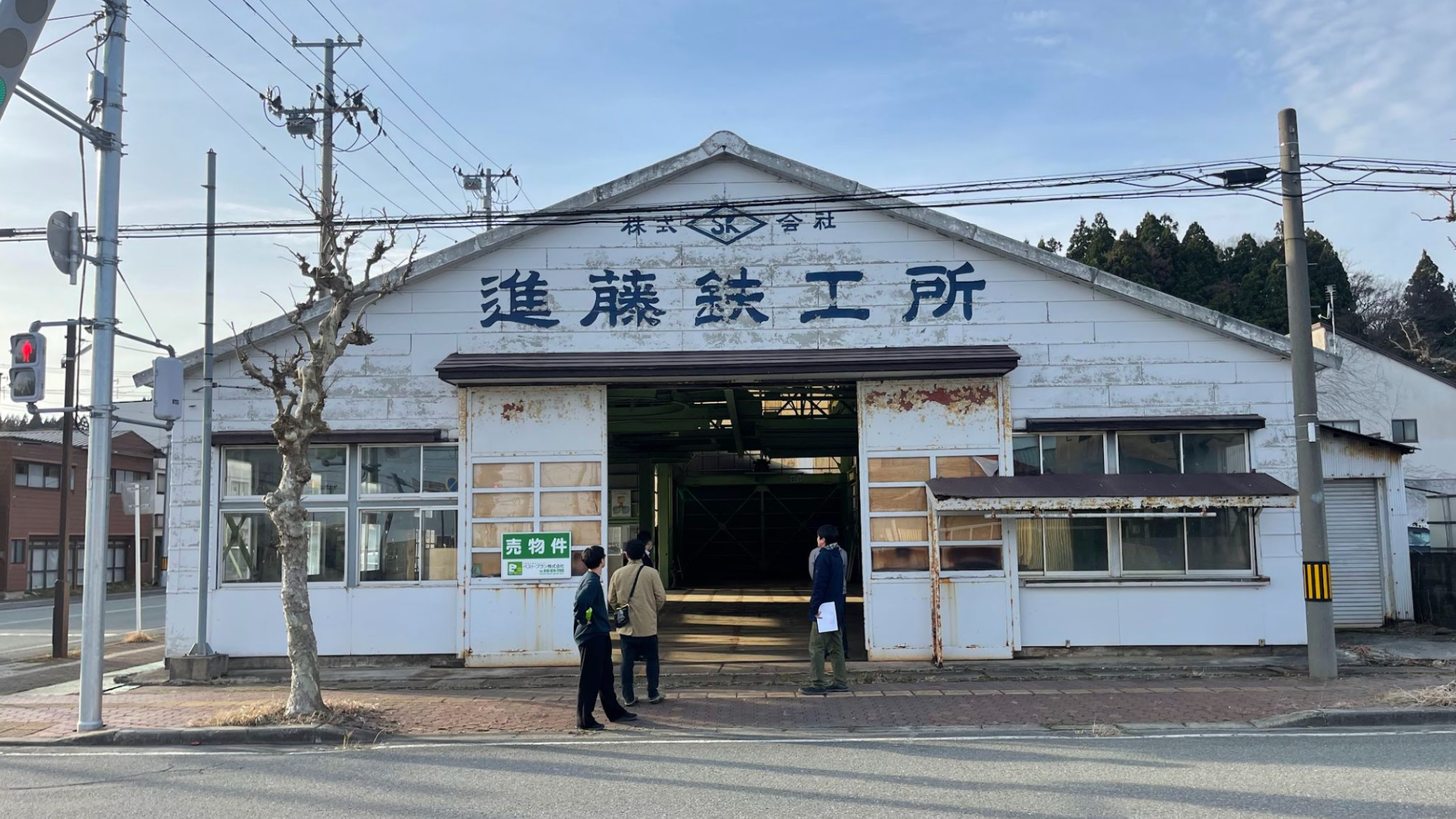 鉄工所を活用しクラフトサケ・ジンを核に人が集う場に。蒸留所、オフィス、イベントスペース、飲食店が集合する。