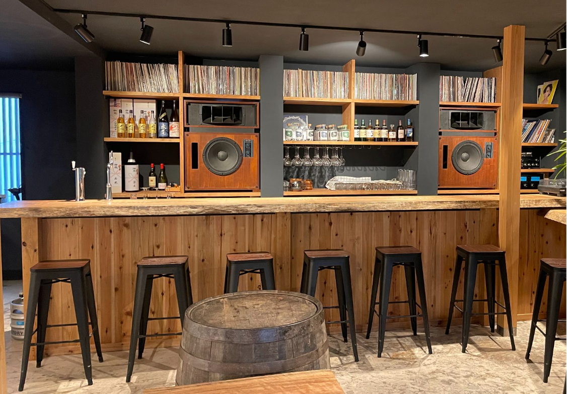 遊休不動産を改築したミュージックバー「GURUGURU」