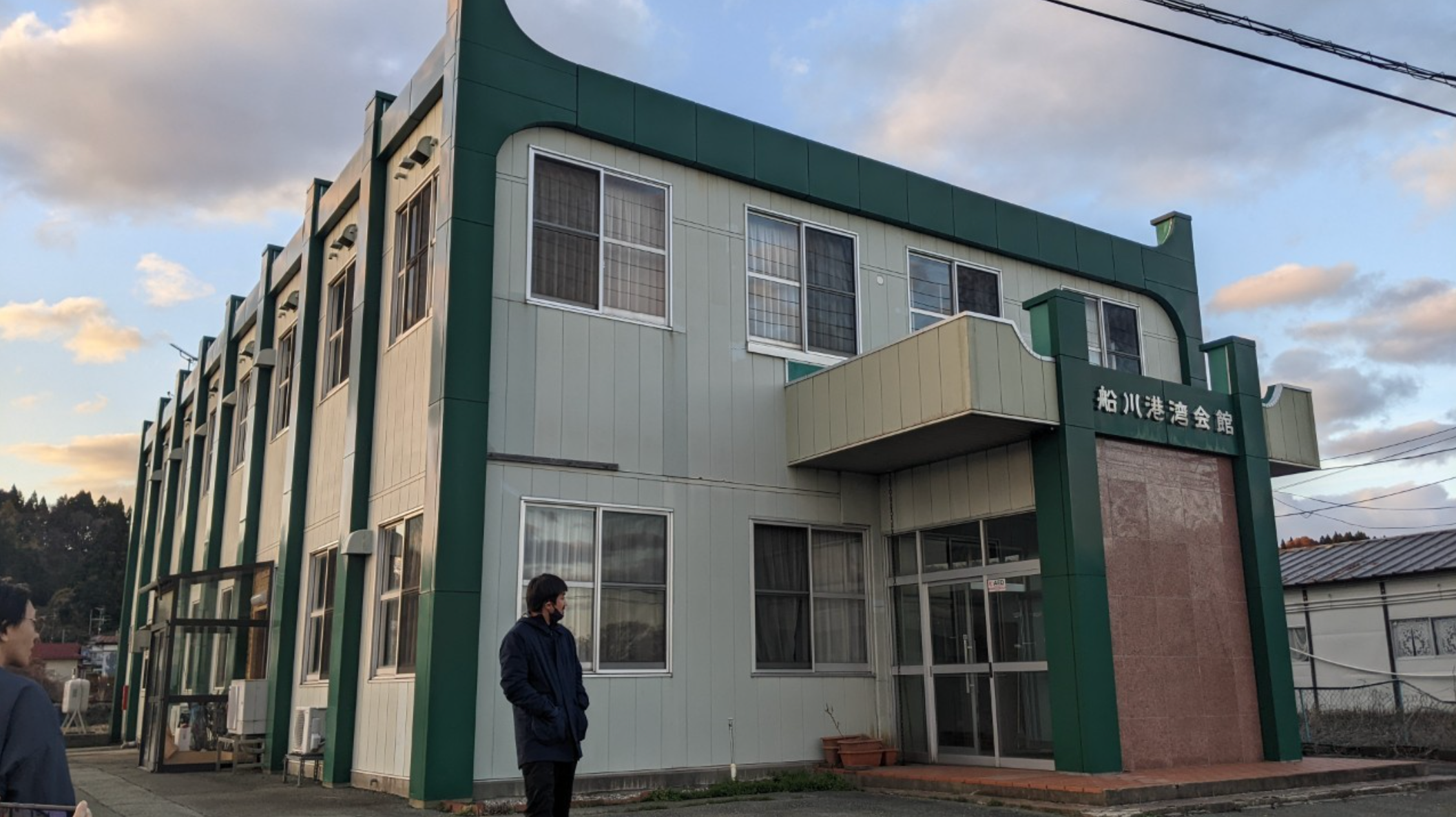 港湾労働者の宿泊施設だった建物は、訪れる人々が気軽に快適に泊まれる、海沿いのホステルへと生まれ変わる。