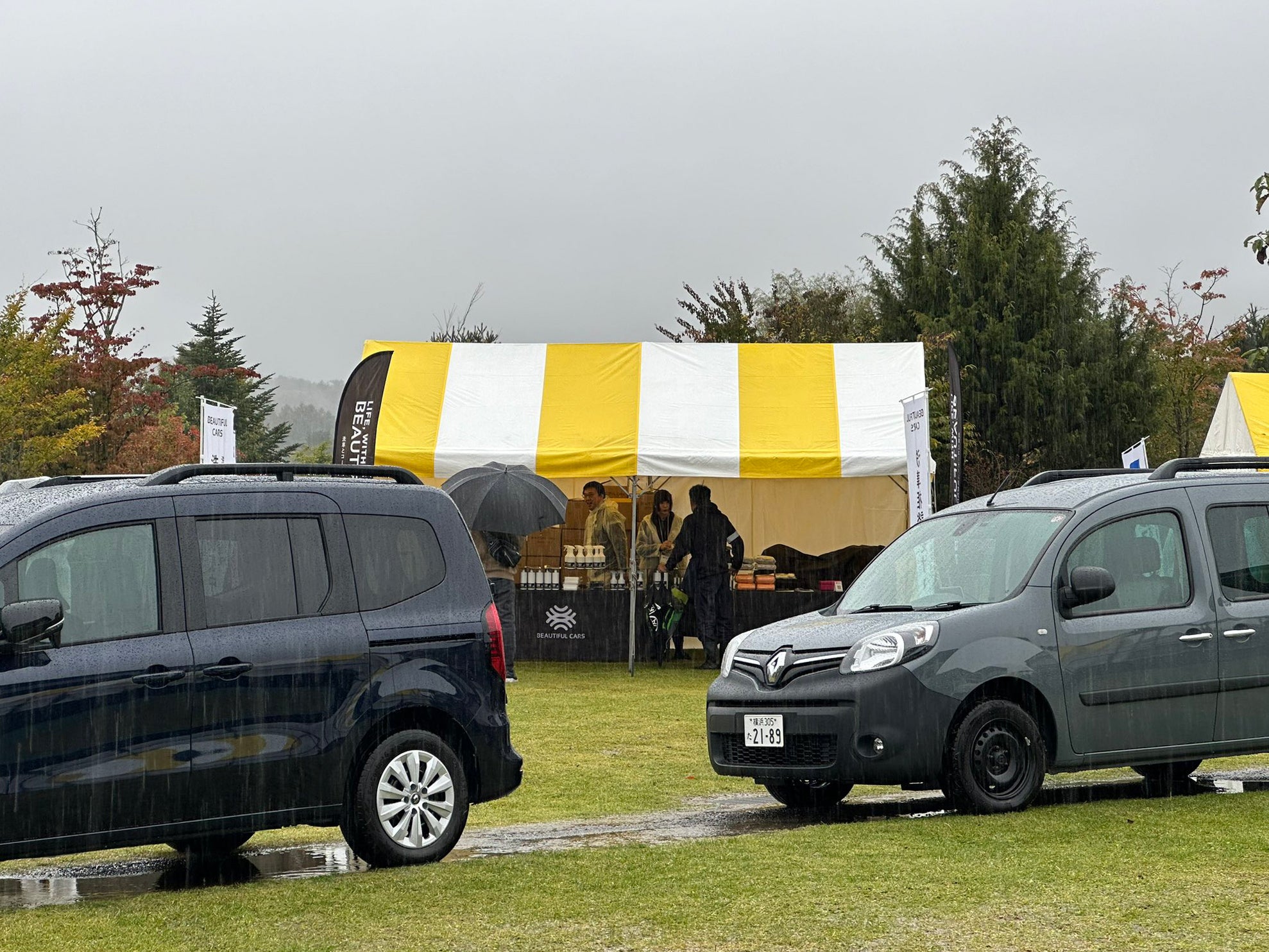 展示ブースではビューティフルカーズの洗車・コーティング用品を販売