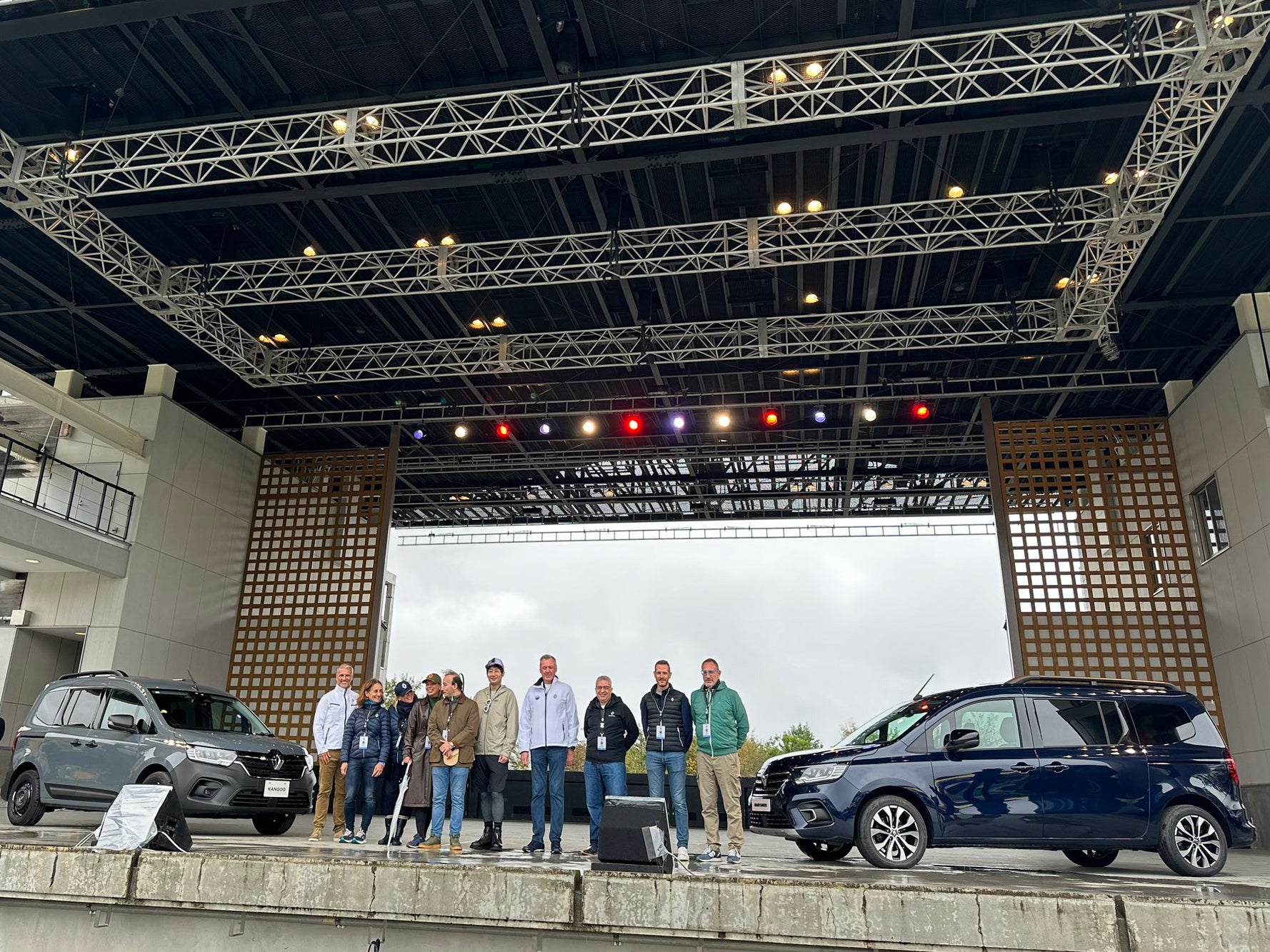 カングージャンボリー２０２３で発表された（右）グランカングーと（左）カングー「ヴァリエテ」