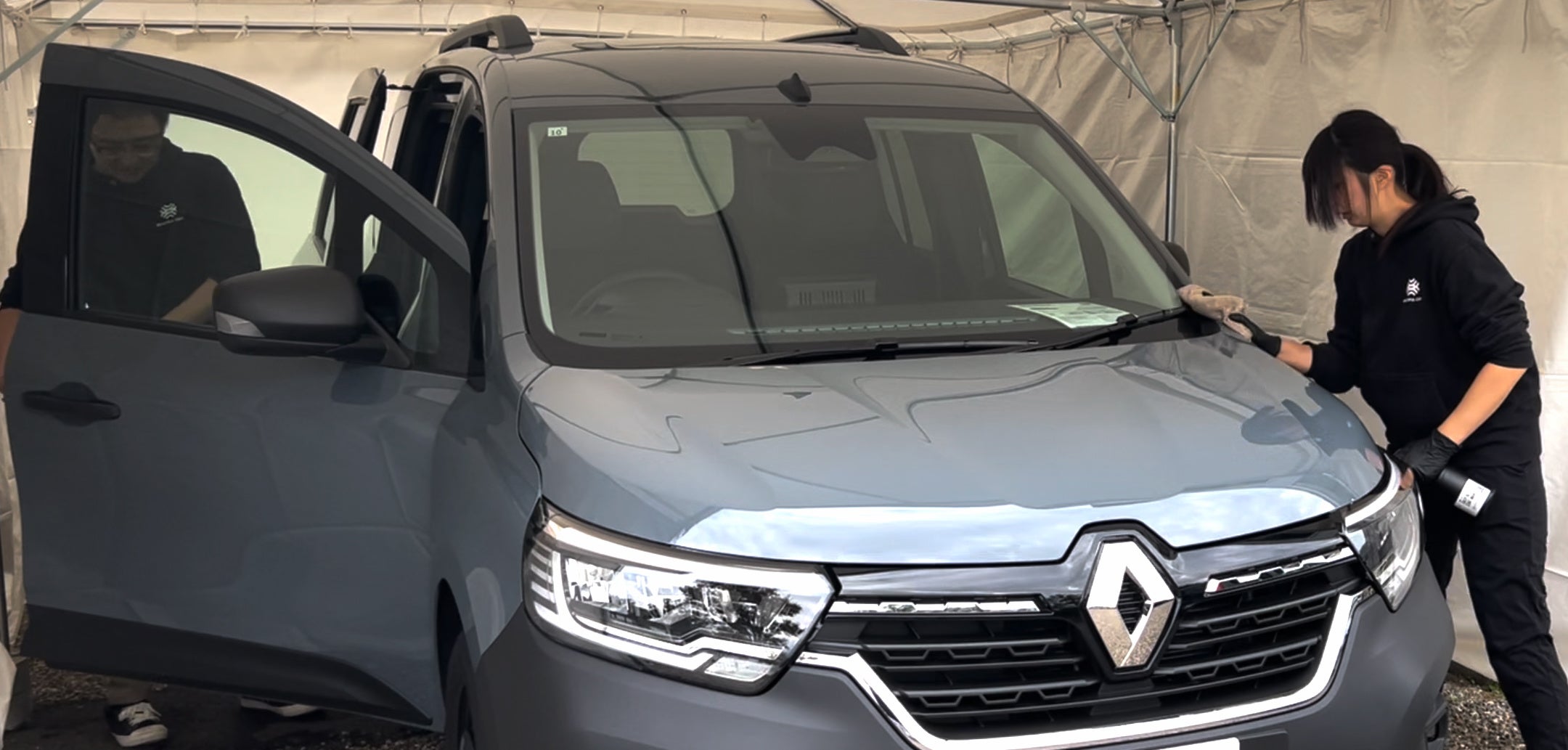 前日にイベントでルノー・ジャポン社より日本初公開されたカングーを綺麗にして展示をサポート